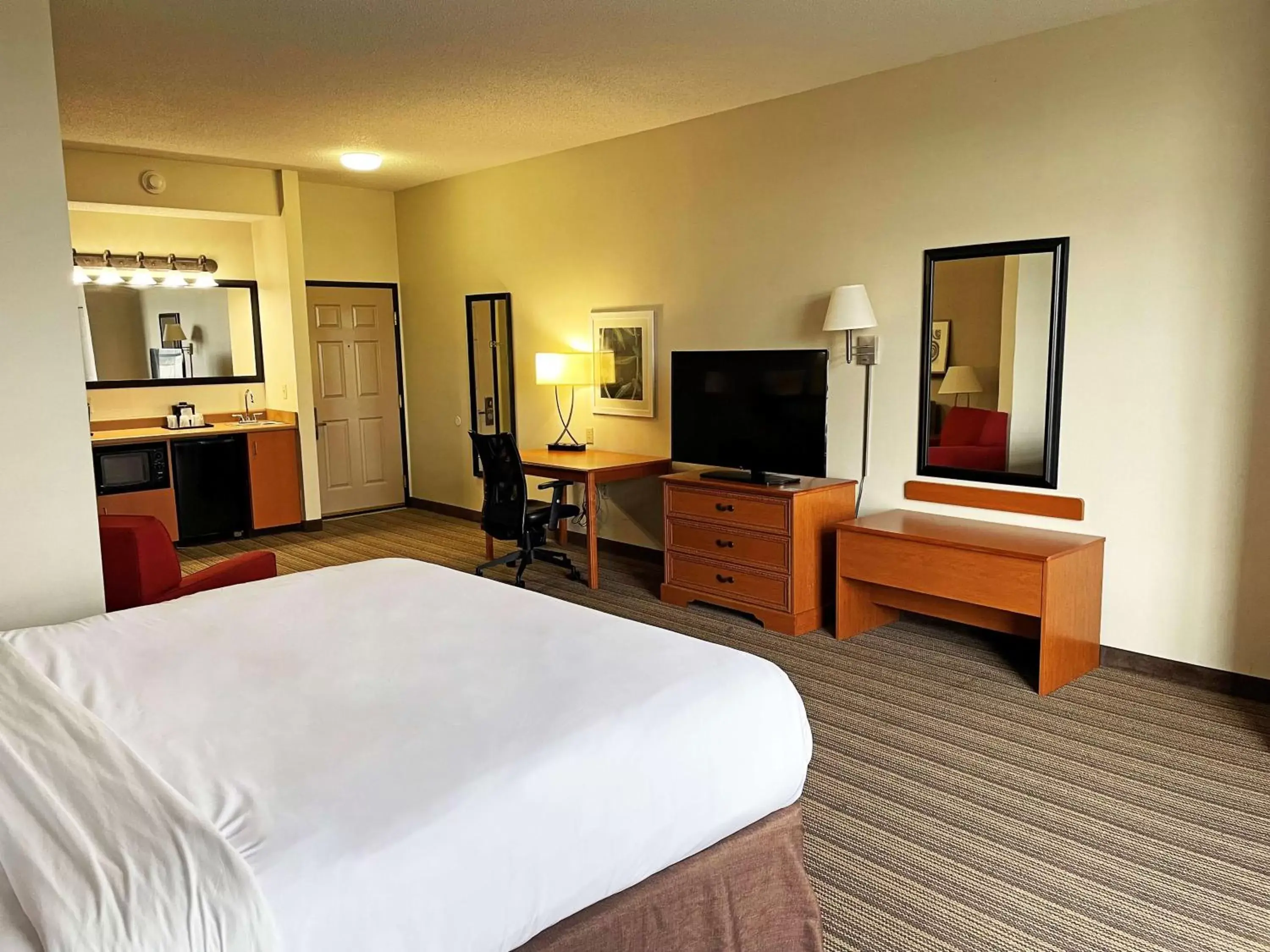 Photo of the whole room, Bed in Country Inn & Suites by Radisson, Findlay, OH