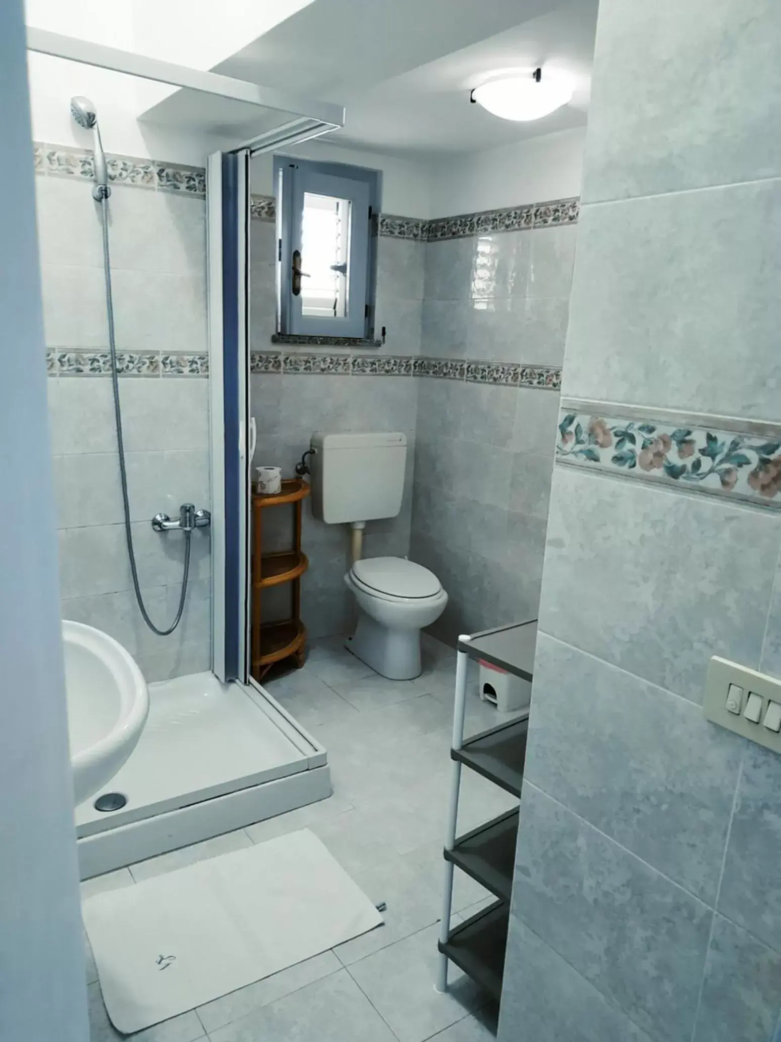 Shower, Bathroom in Lo Nardo Accommodation