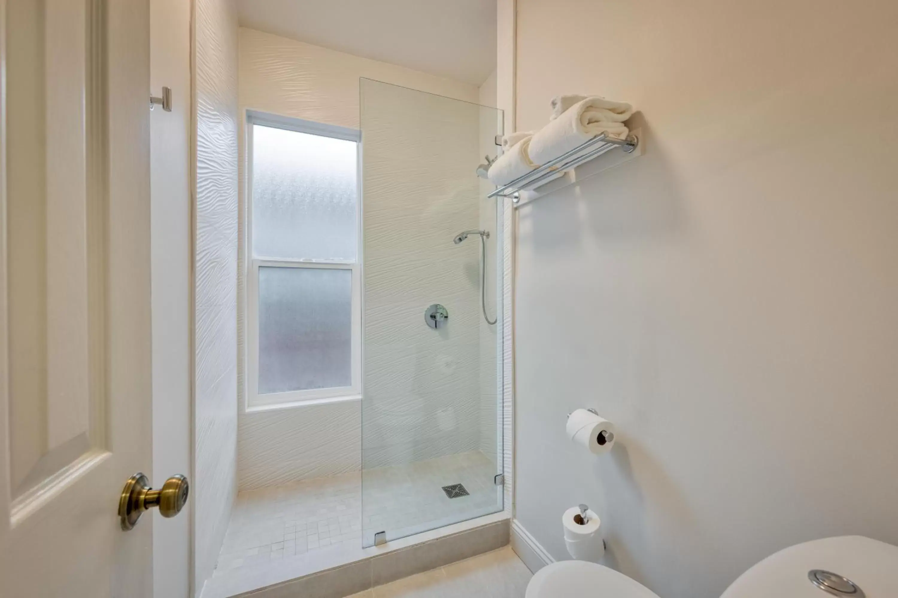 Shower, Bathroom in The Grove Inn