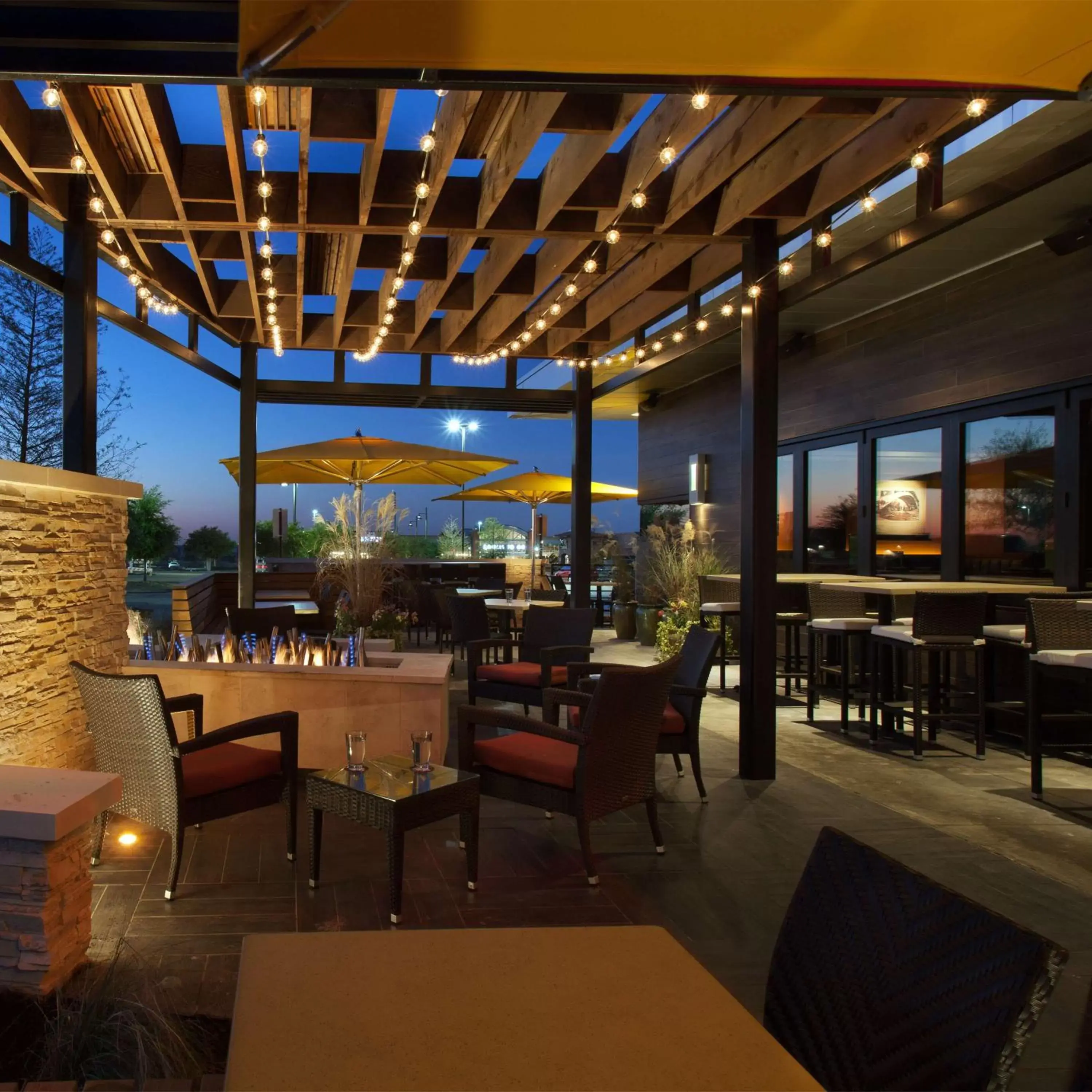 Patio, Restaurant/Places to Eat in Embassy Suites By Hilton Denton Convention Center