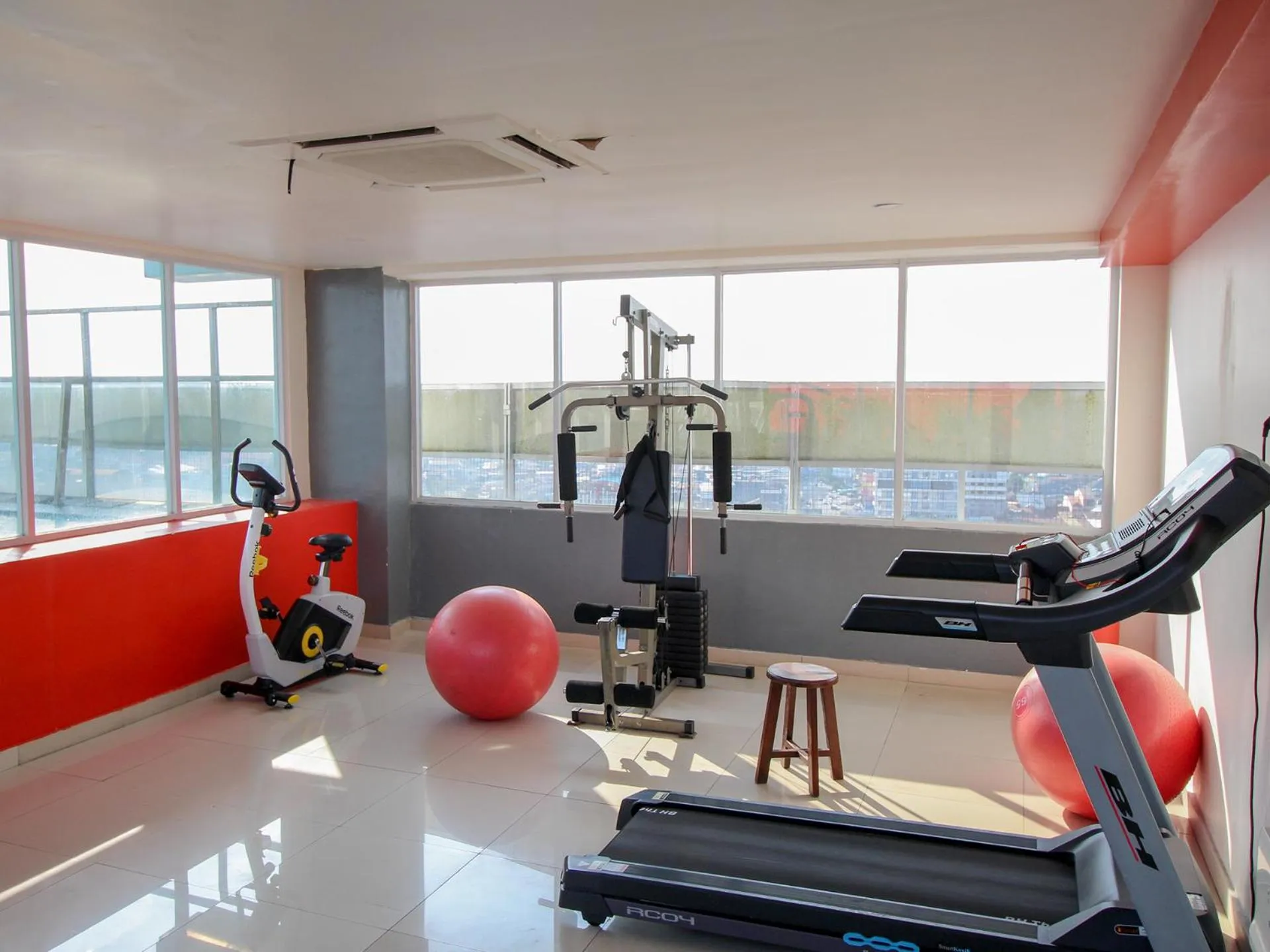 Fitness centre/facilities in HARRIS Hotel Pontianak