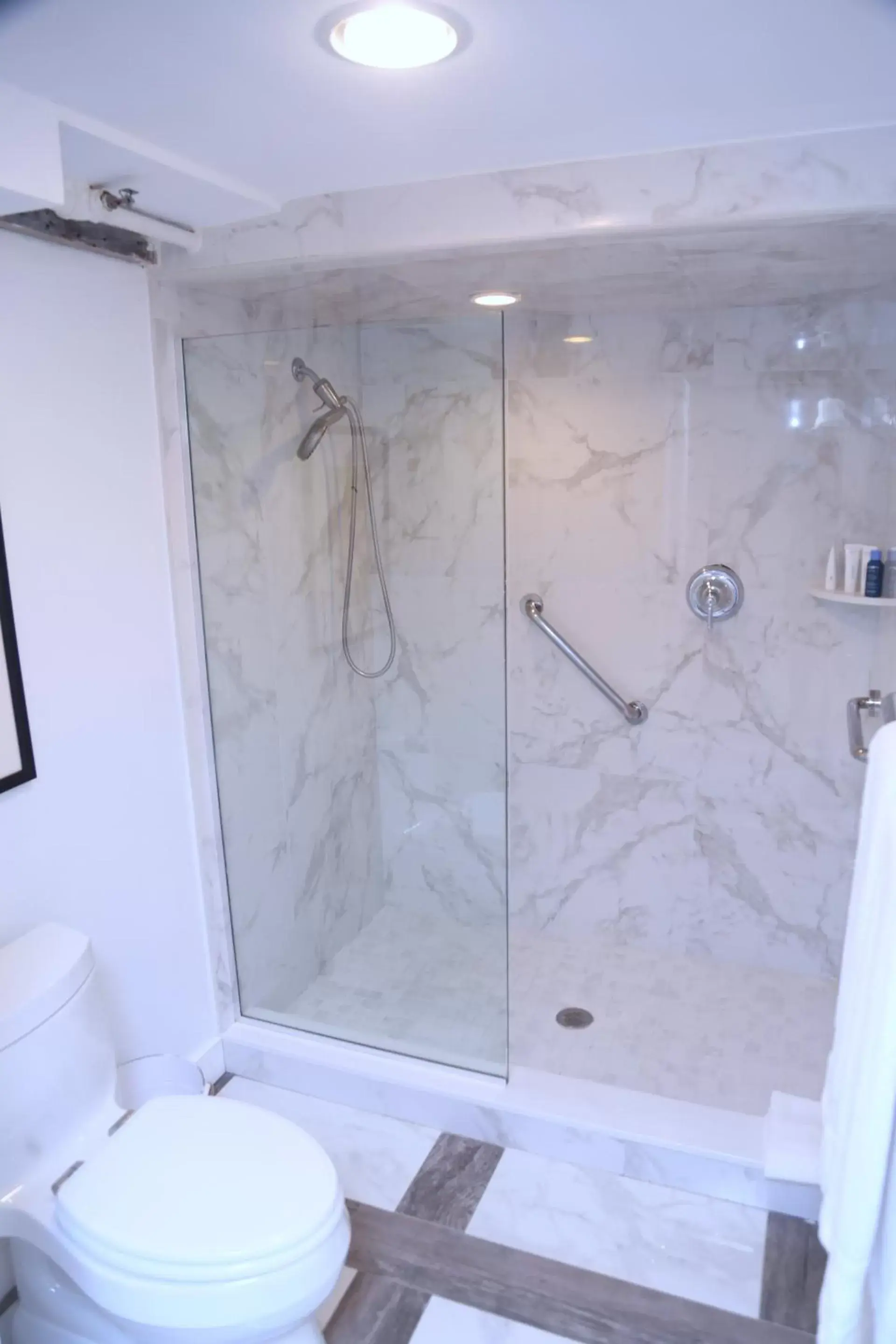 Deluxe King Room - single occupancy in Harpoon House Deluxe King Room - single occupancy in Harpoon House