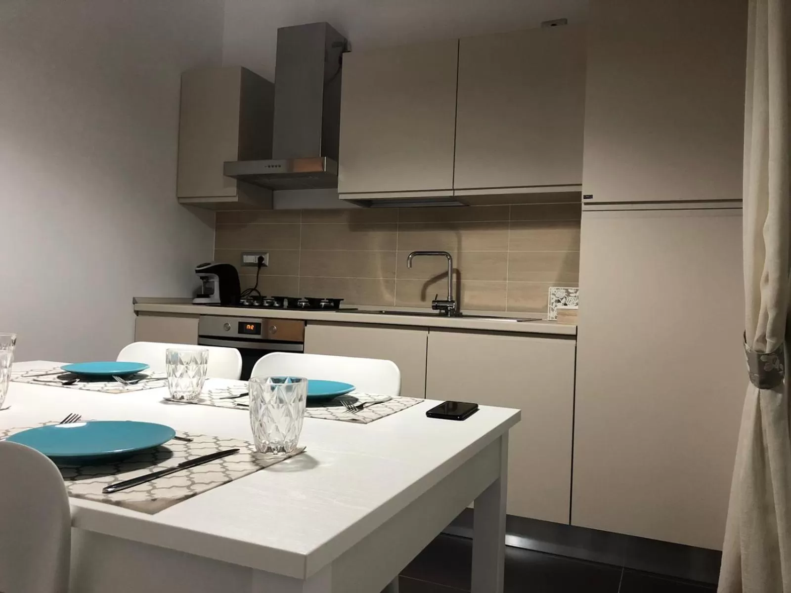 Coffee/tea facilities, Kitchen/Kitchenette in RAJA ROOMS