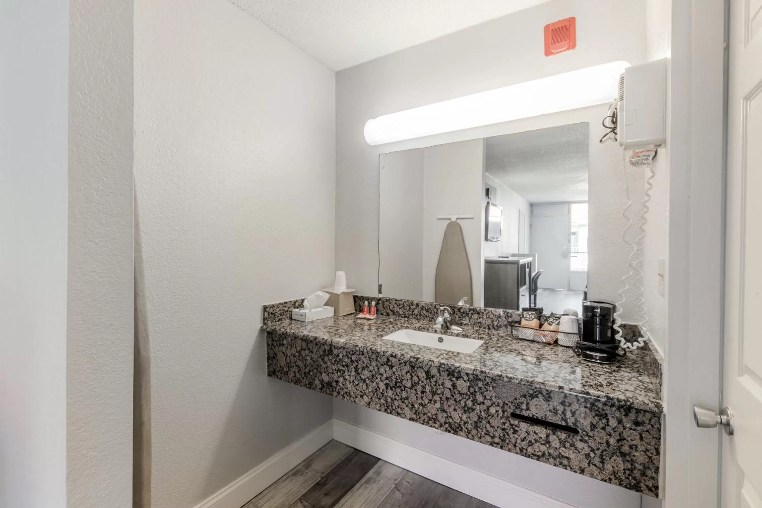 Bathroom in Econo Lodge Inn & Suites Near Bricktown