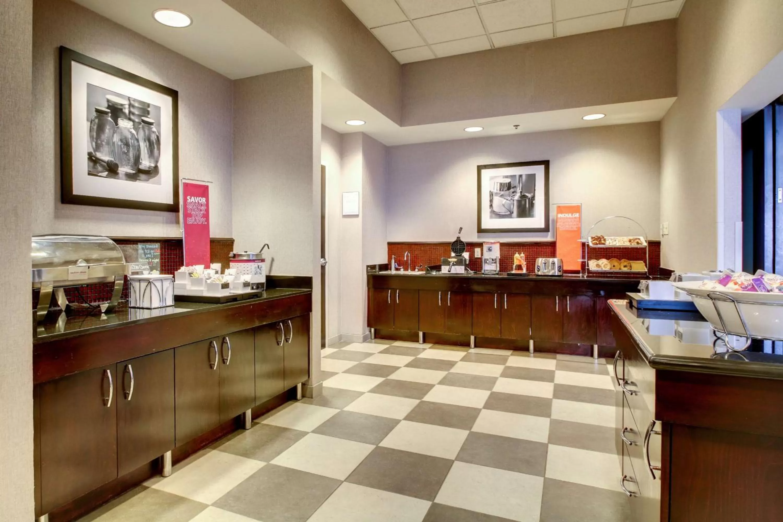Dining area in Hampton Inn Birmingham/Leeds