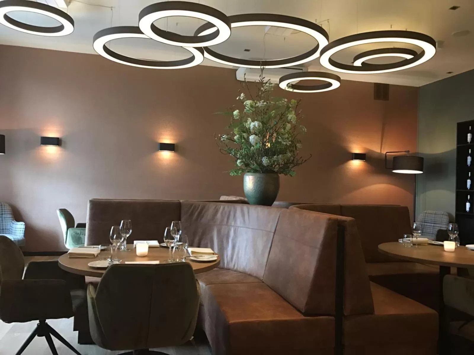 Restaurant/places to eat in Hotel Central