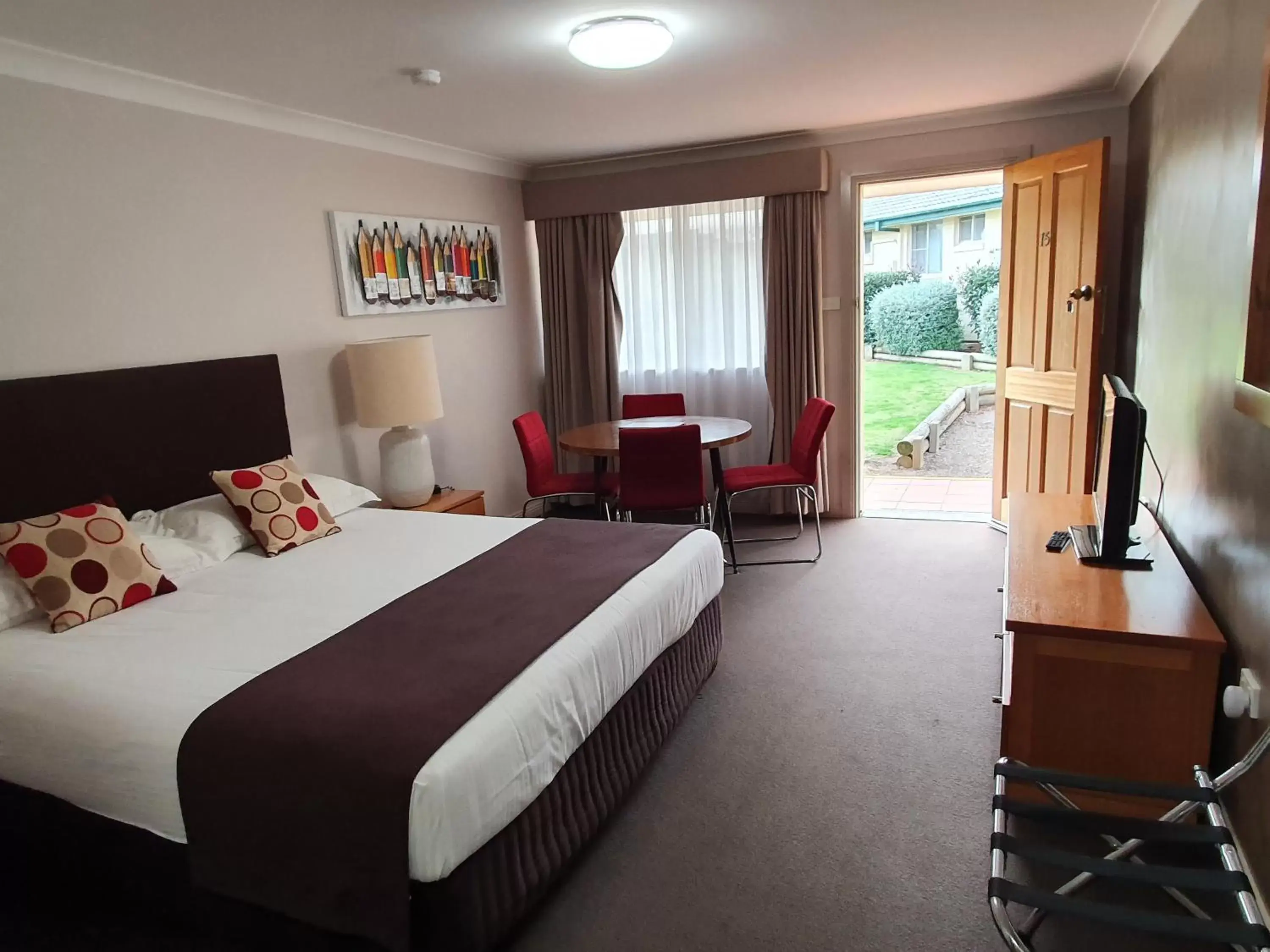 Family Suite in McNevins Tamworth Motel