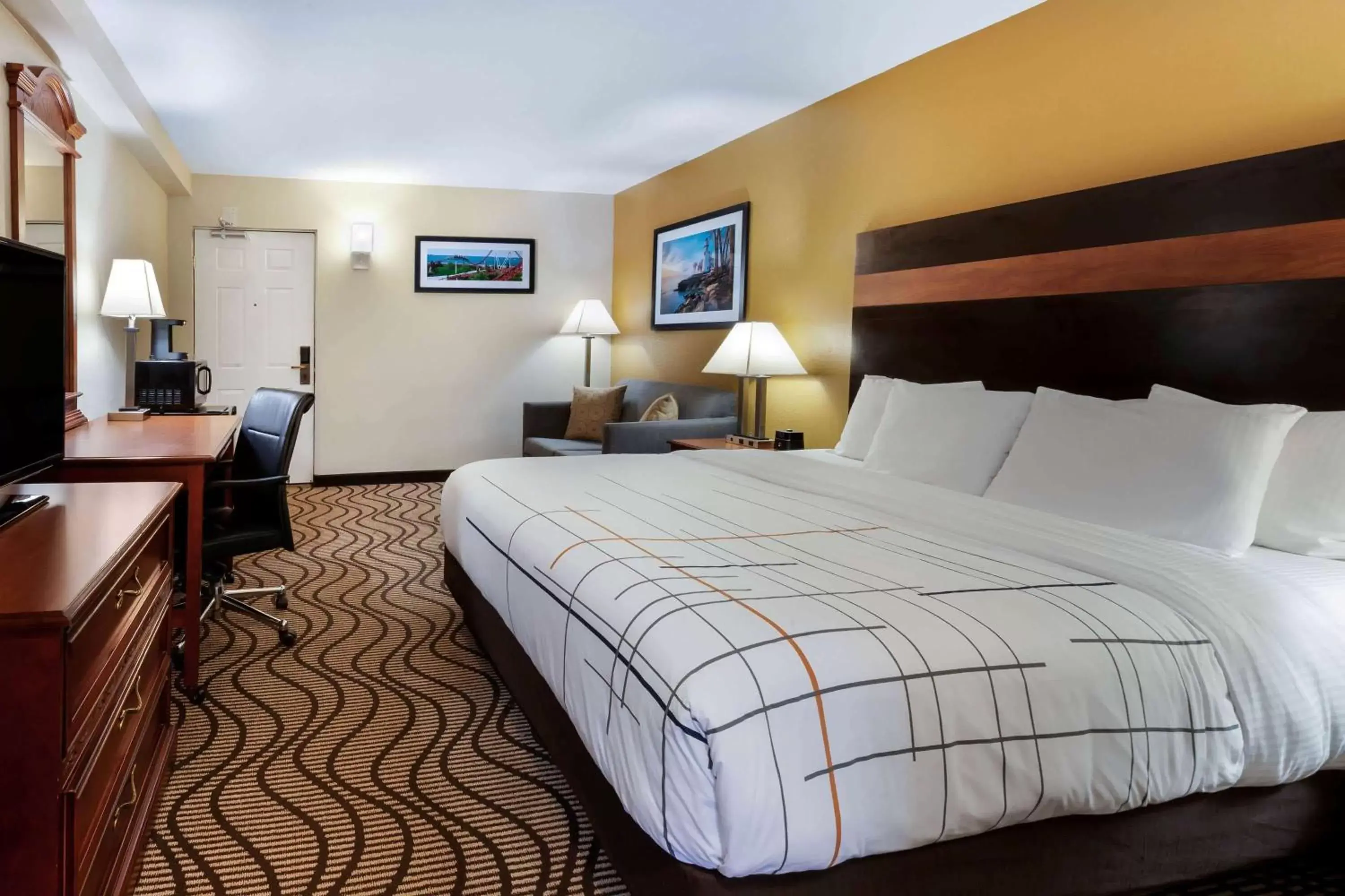 Photo of the whole room, Bed in La Quinta Inn by Wyndham Sandusky near Cedar Point