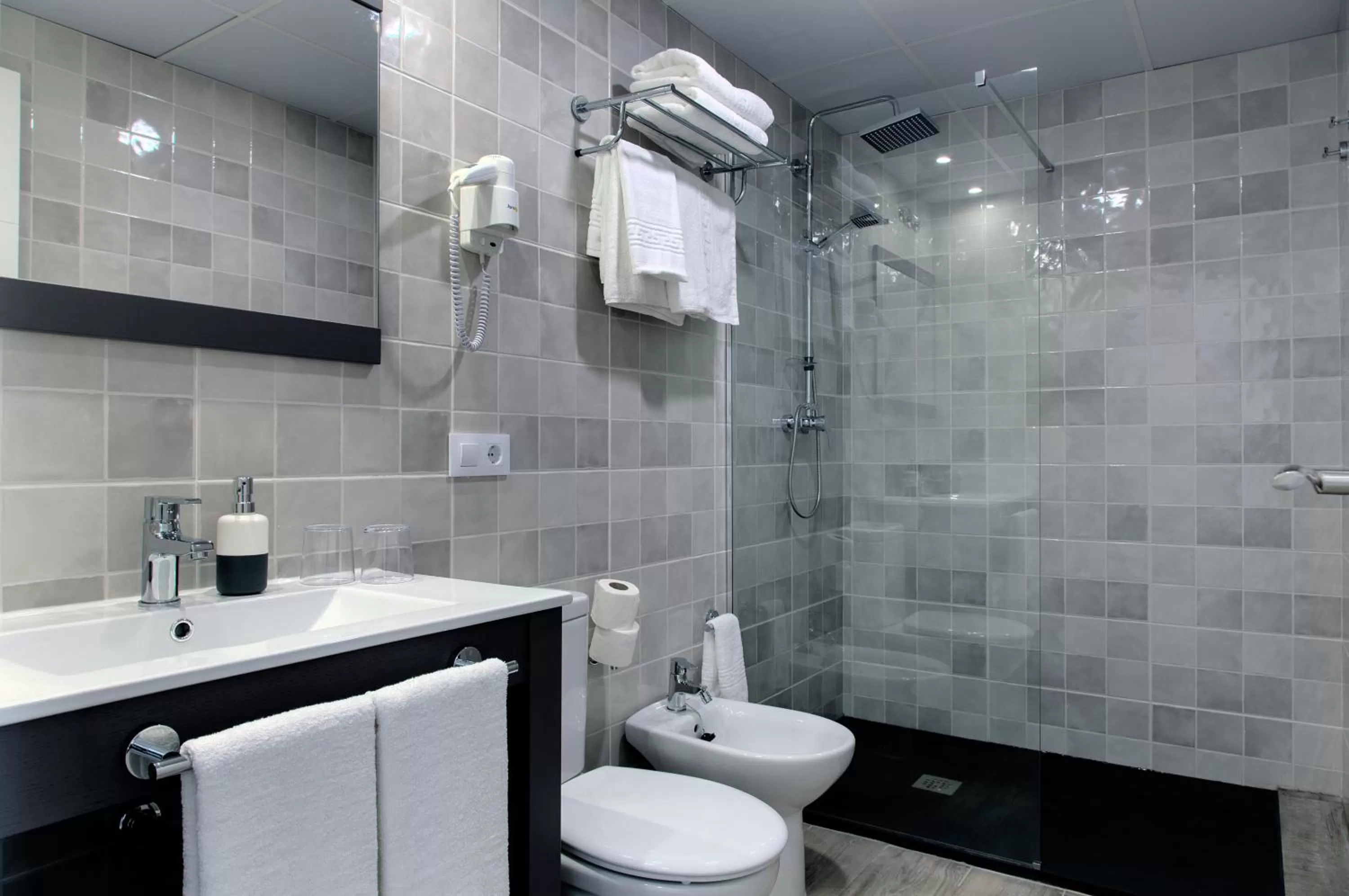 Shower, Bathroom in Hotel Apartamentos MPD