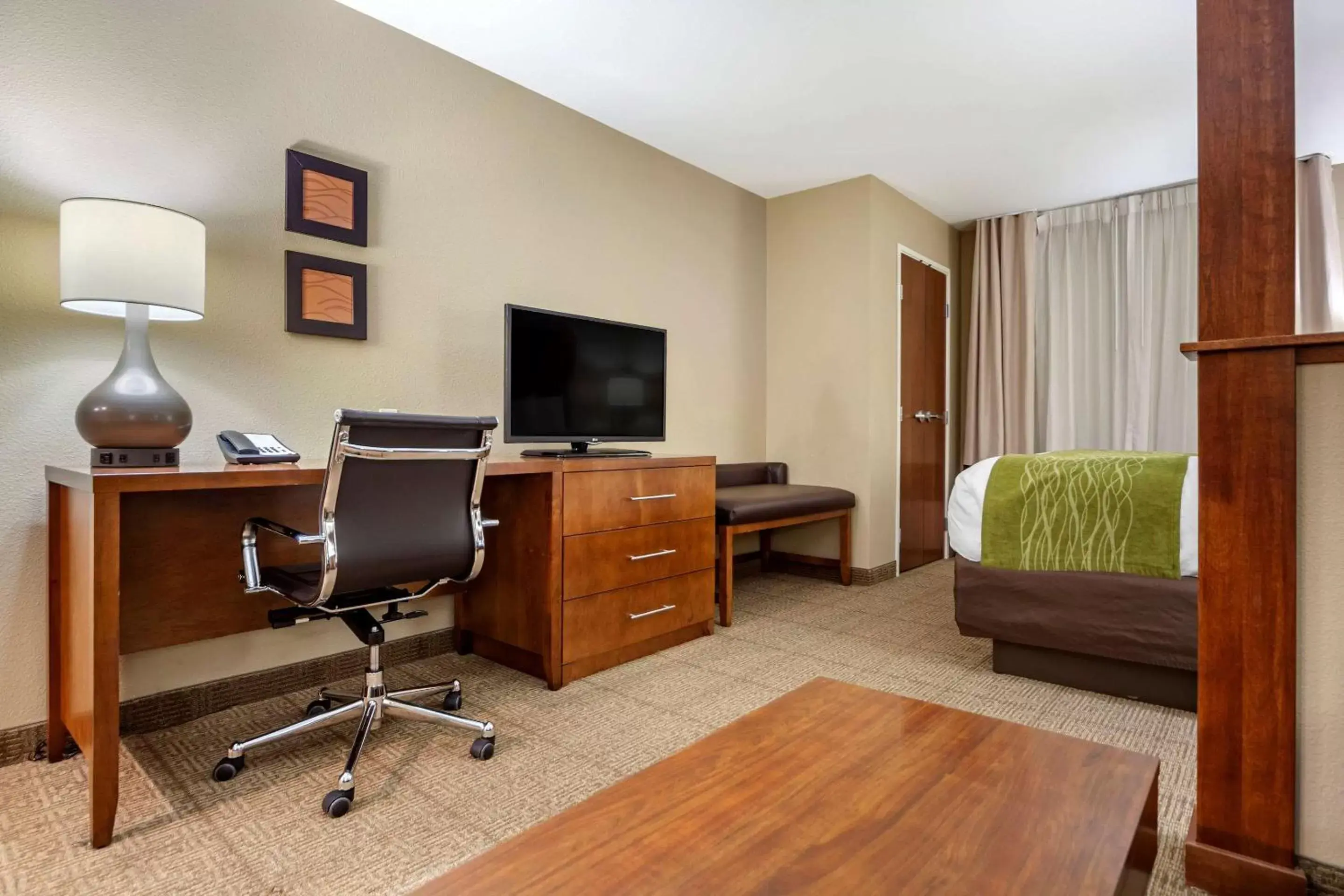 Photo of the whole room, TV/Entertainment Center in Comfort Inn & Suites Avera Southwest