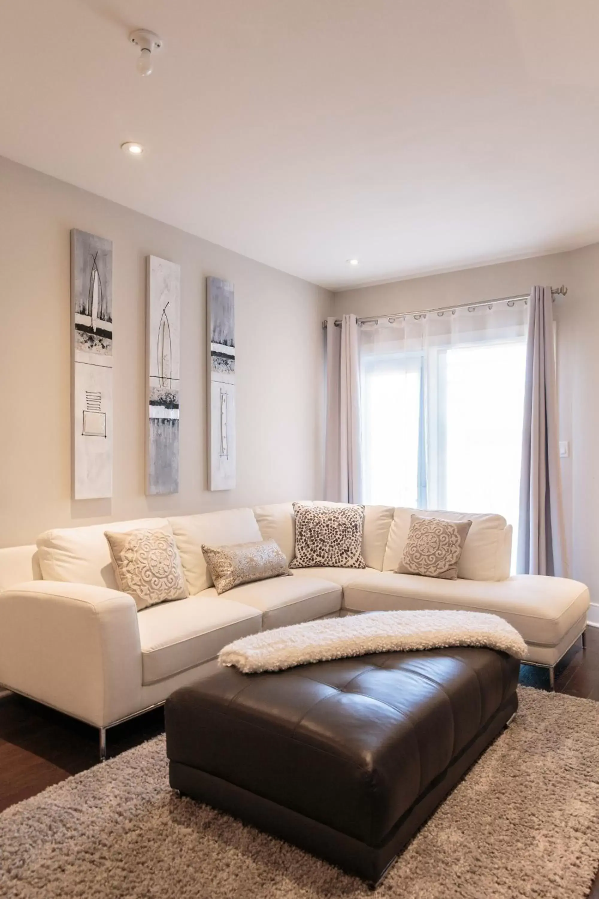 Living room, Bed in Parc Avenue Lofts