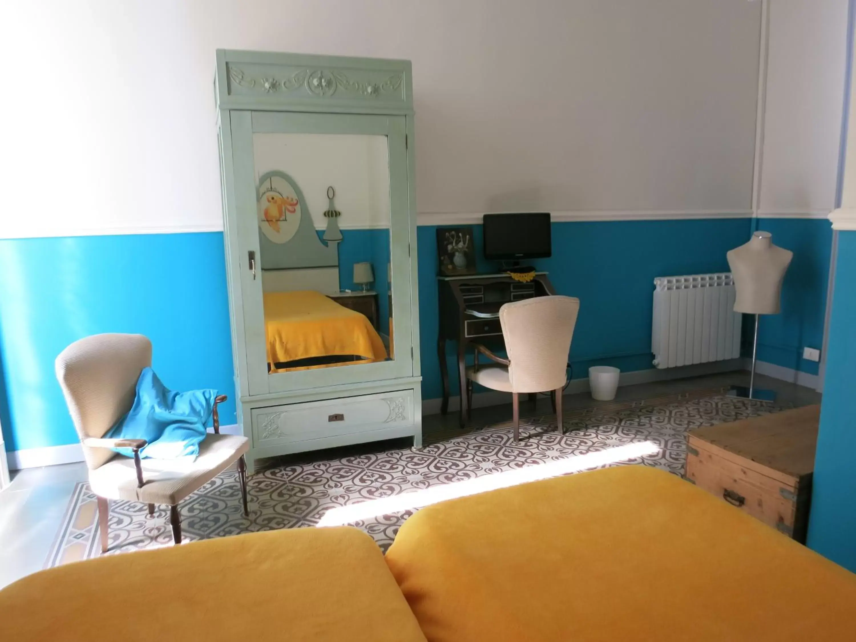 Photo of the whole room, Seating Area in Maison Decò