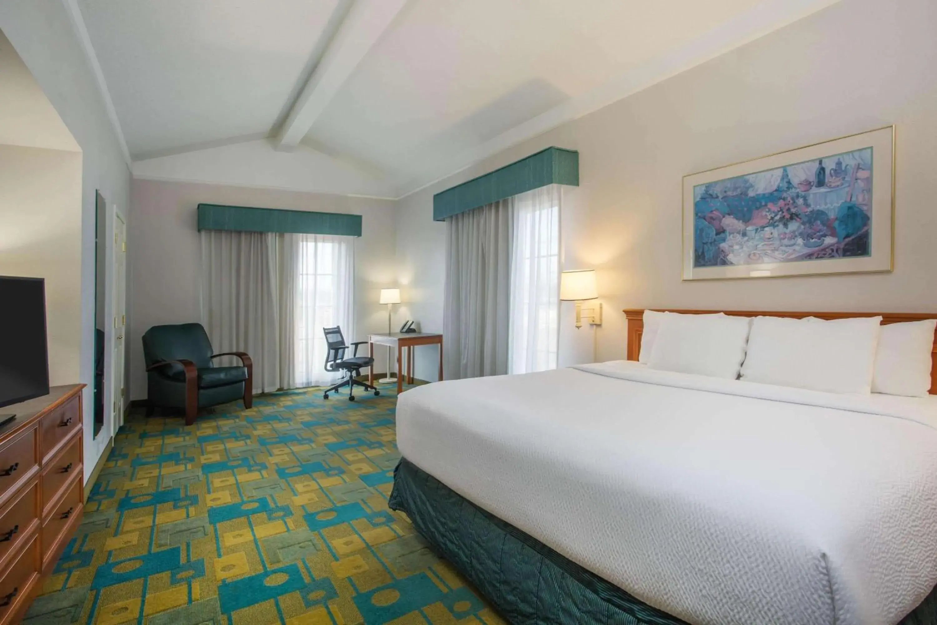Photo of the whole room, Bed in La Quinta Inn by Wyndham Norfolk Virginia Beach