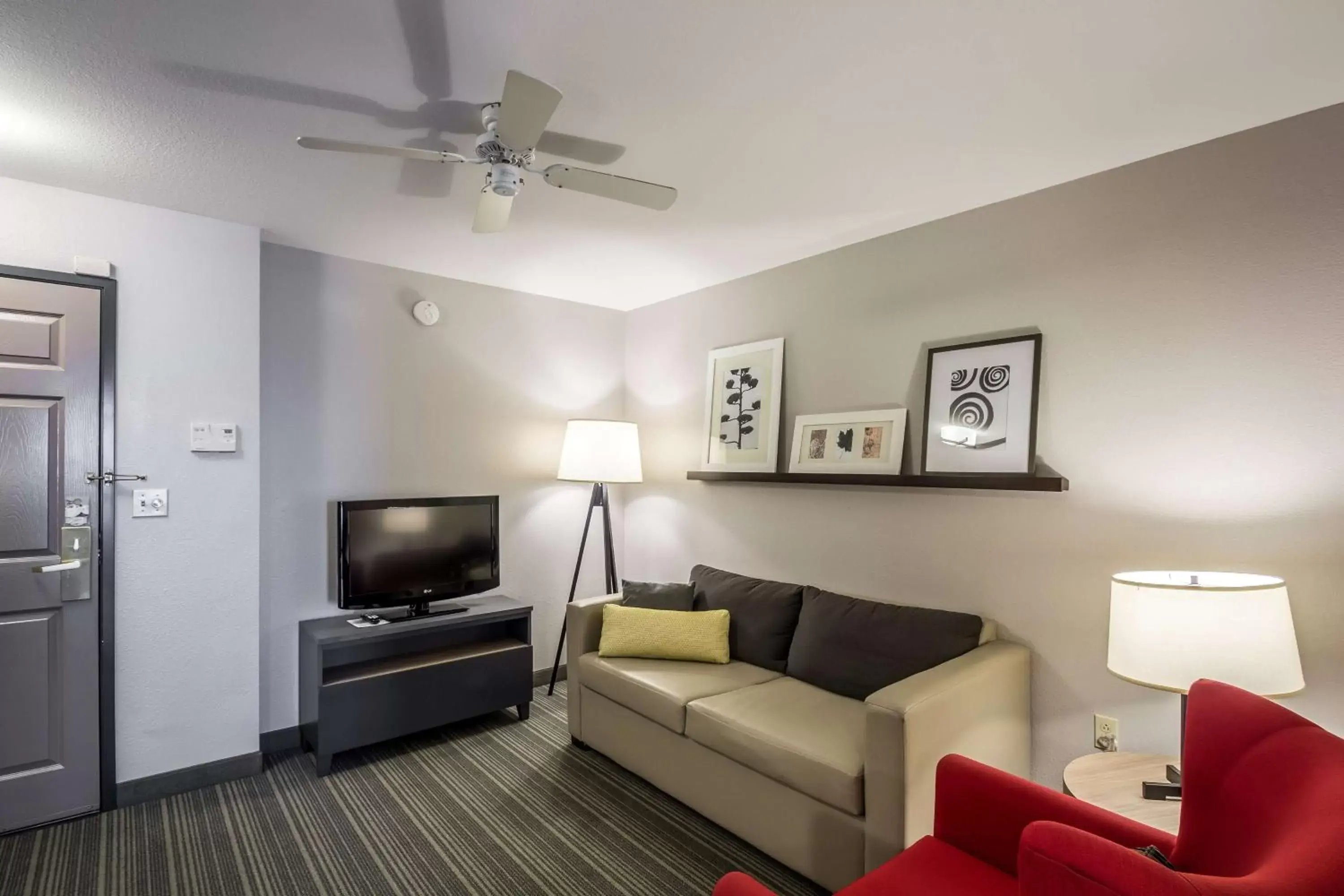 Photo of the whole room, Seating Area in Country Inn & Suites by Radisson, Fond du Lac, WI