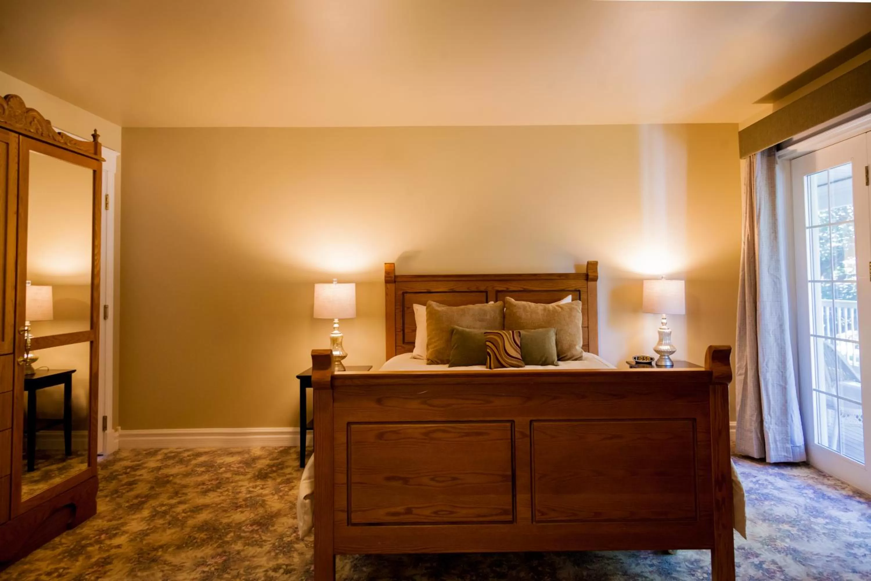 Photo of the whole room, Bed in The Oakwood Inn