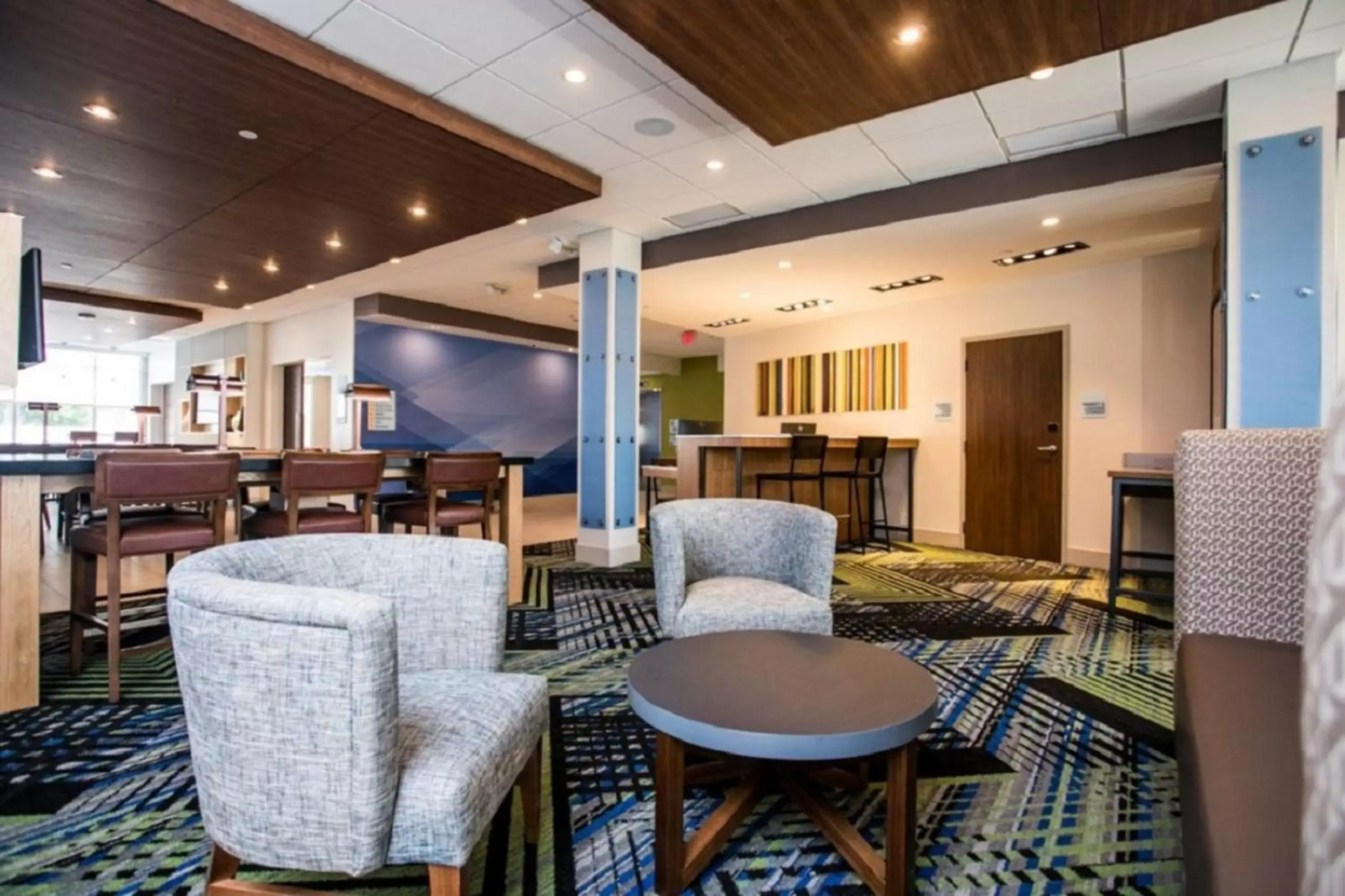 Property building, Lounge/Bar in Holiday Inn Express & Suites Rehoboth Beach, an IHG Hotel