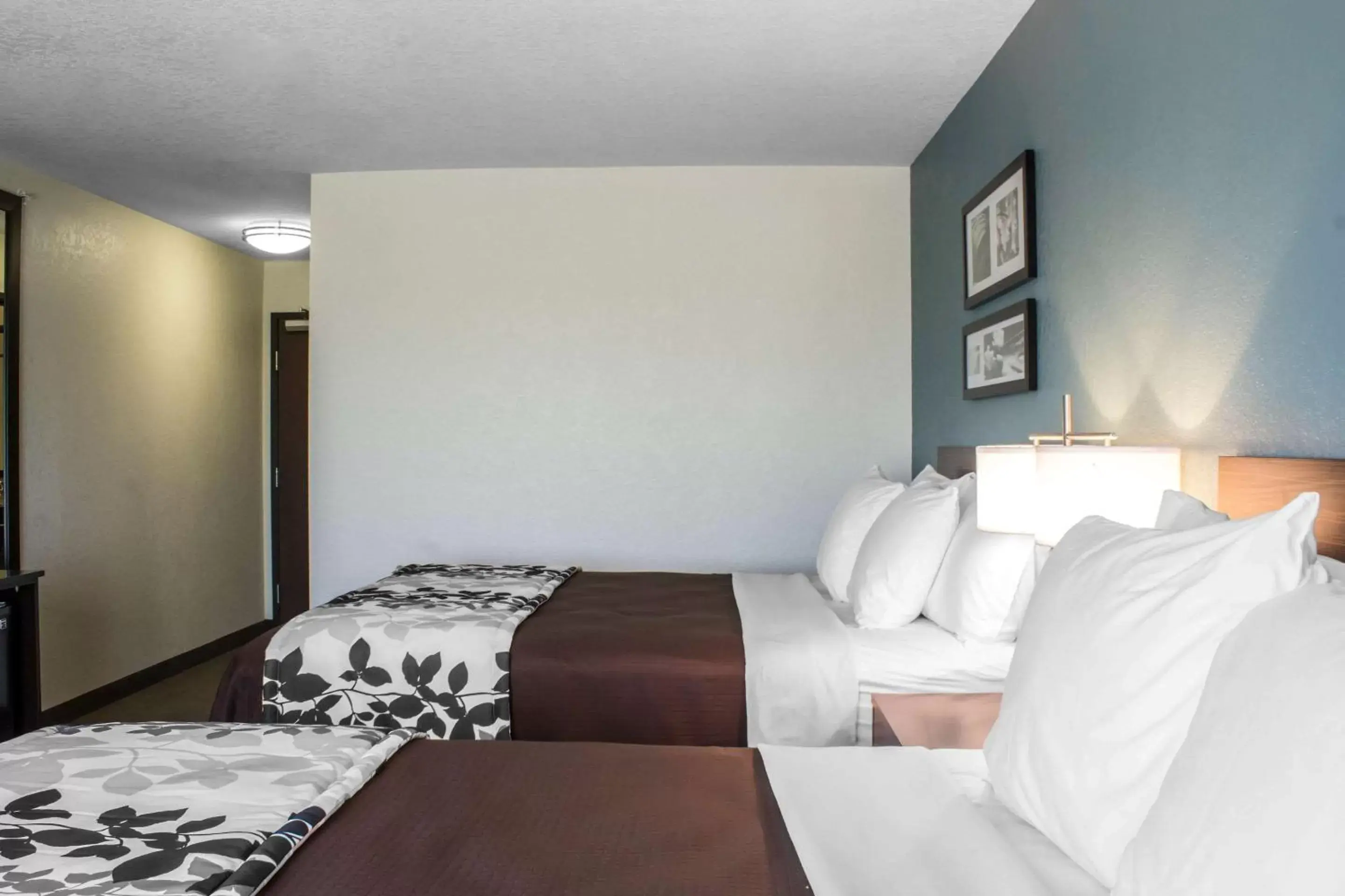Photo of the whole room, Bed in Sleep Inn & Suites Fort Dodge