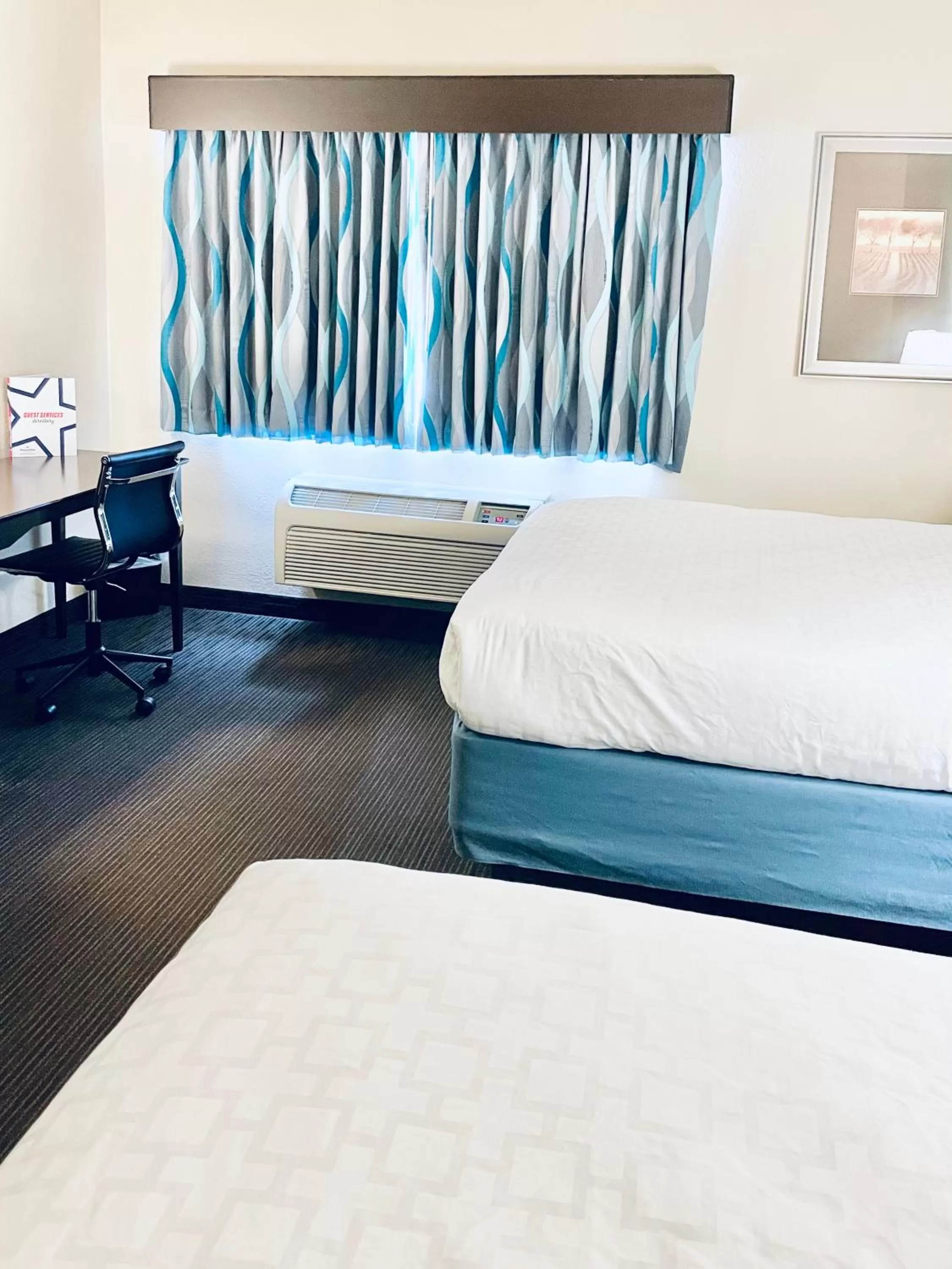 Deluxe Queen Room - Mobility Access/Non-Smoking in AmericInn by Wyndham Green Bay East
