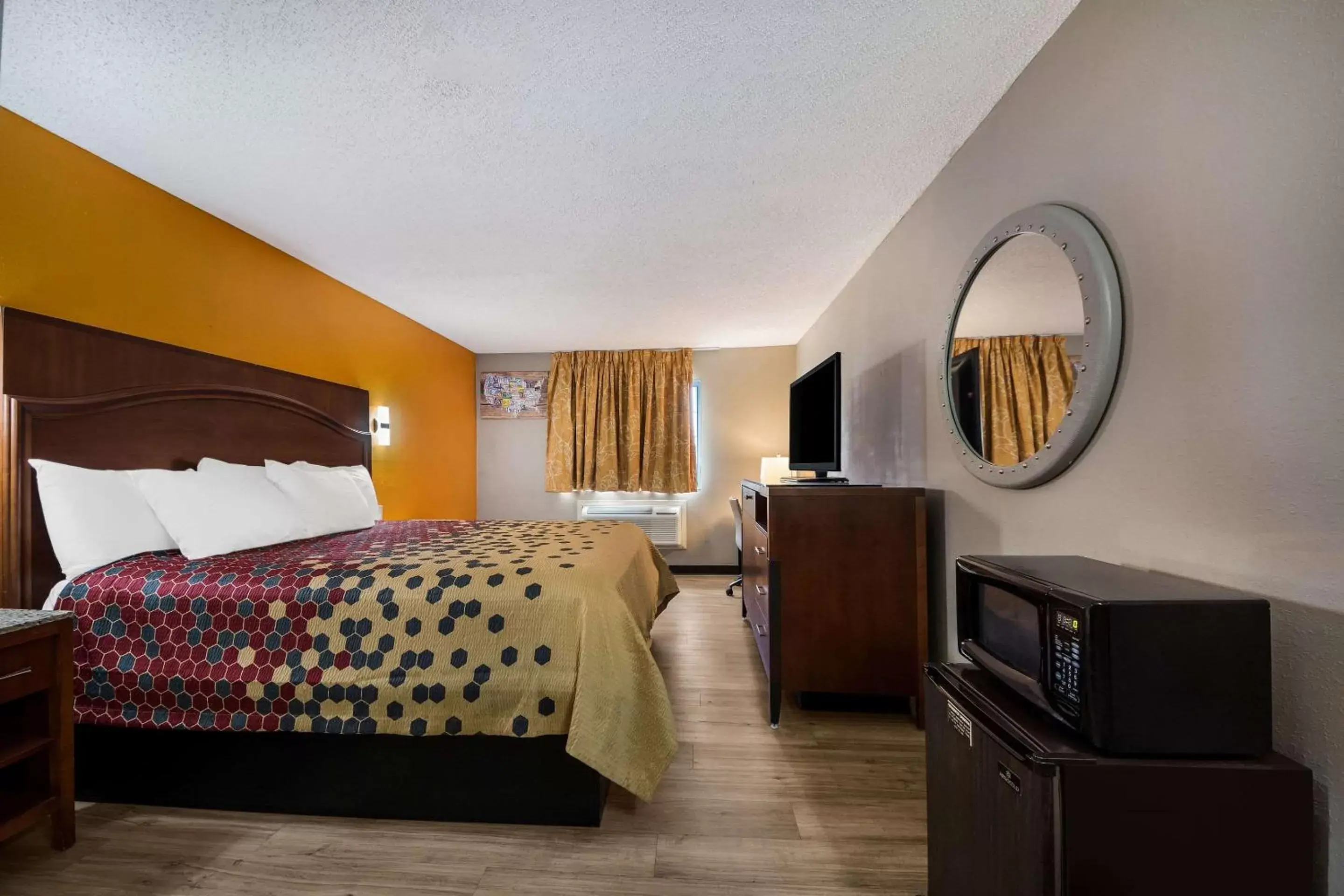 Bedroom, TV/Entertainment Center in Econo Lodge San Antonio near SeaWorld - Medical Center
