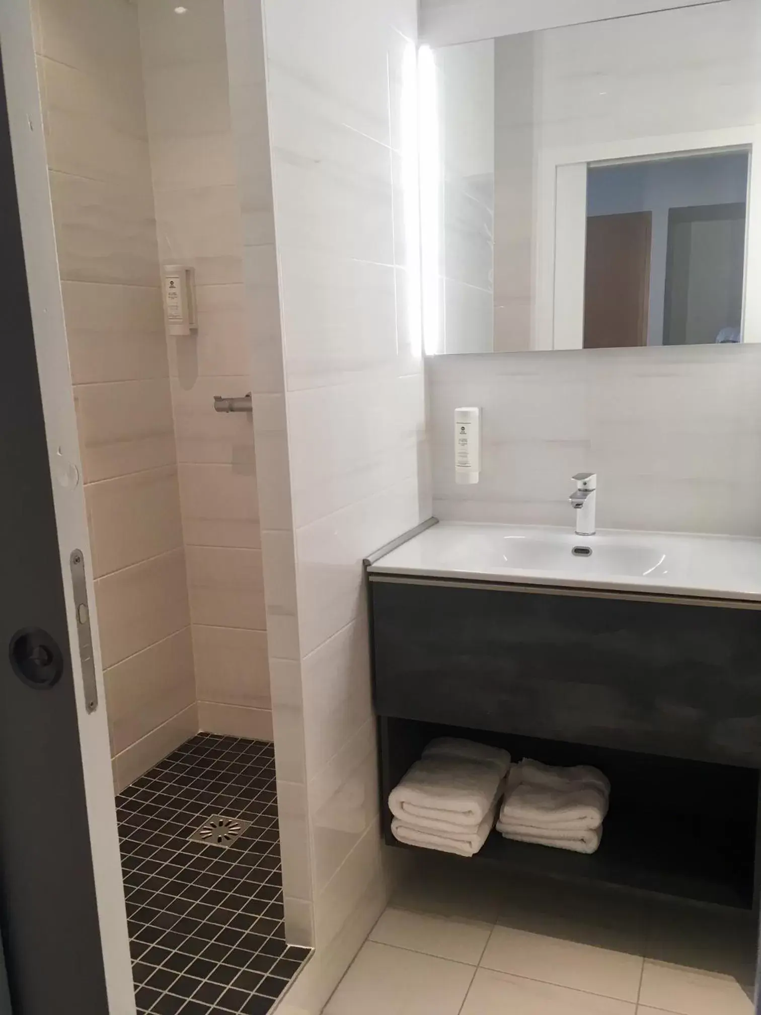 Shower, Bathroom in Best Western Adagio Saumur