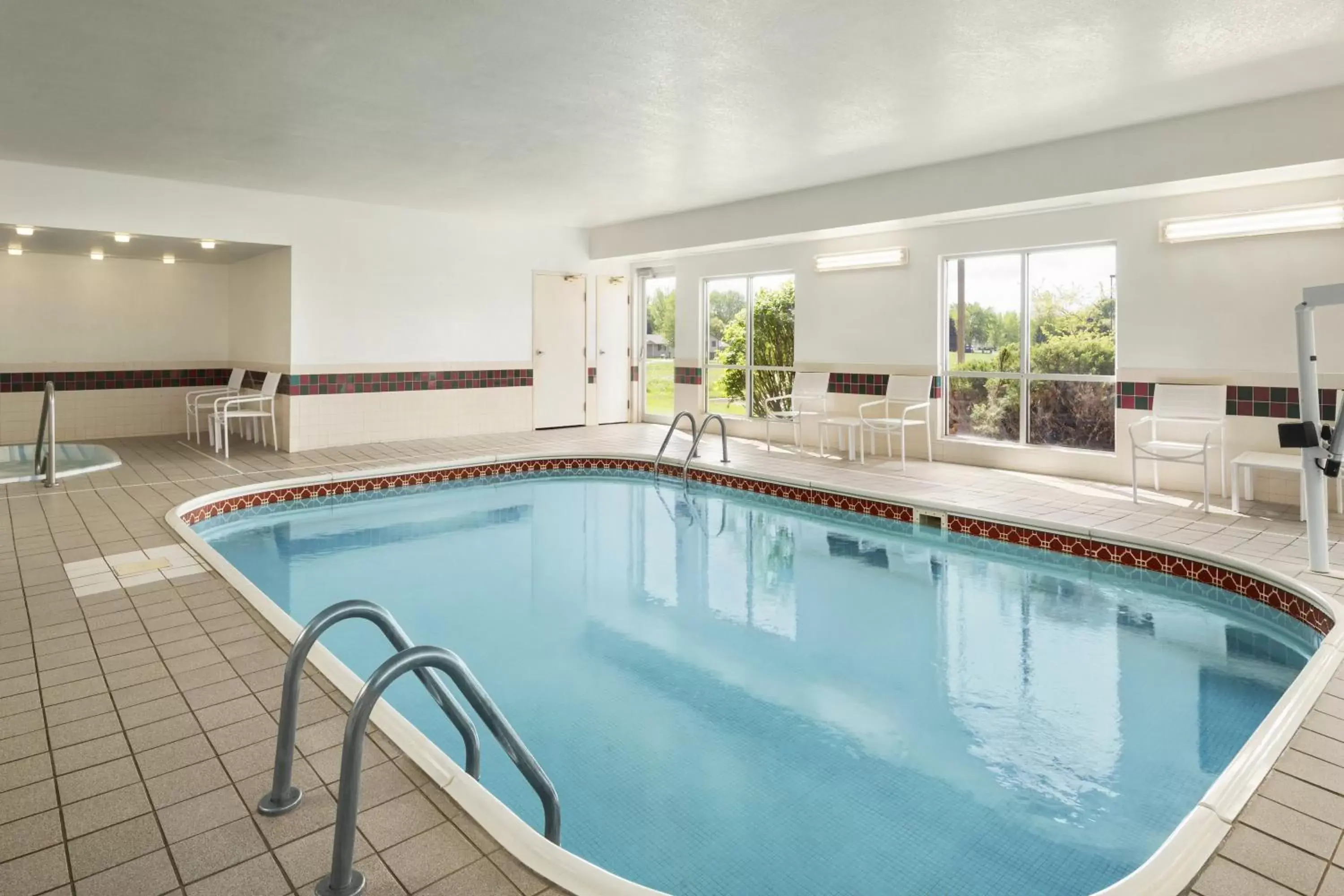 Swimming Pool in Country Inn & Suites by Radisson, Owatonna, MN