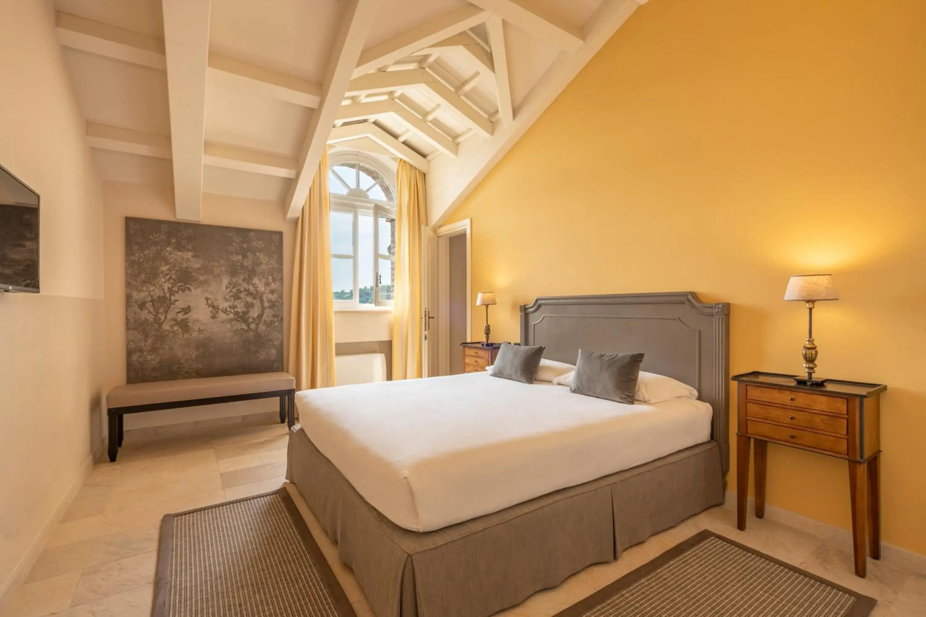 Bed in Spinerola Hotel in Cascina & Restaurant Uvaspina