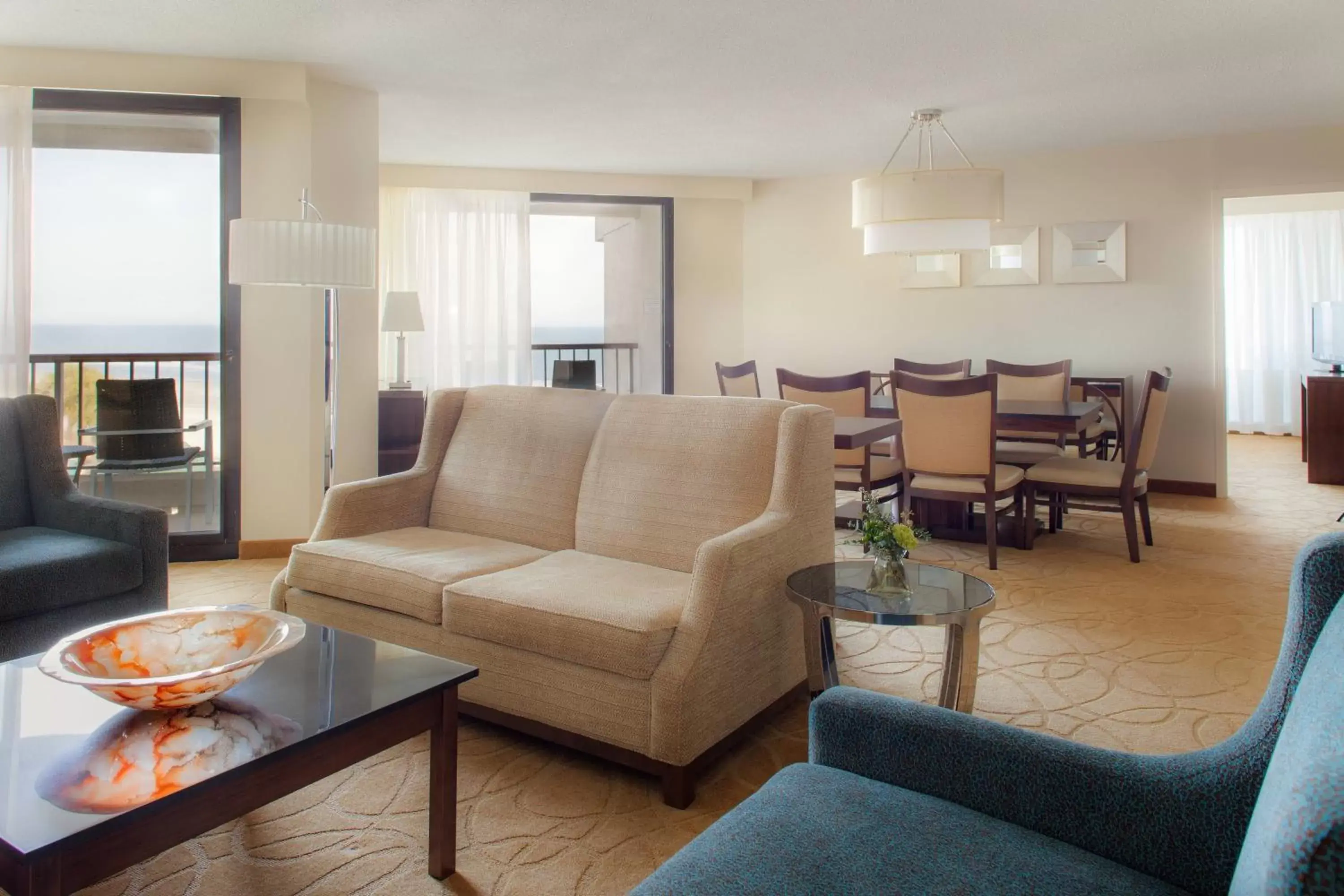 Bedroom, Seating Area in Marriott Hilton Head Resort & Spa