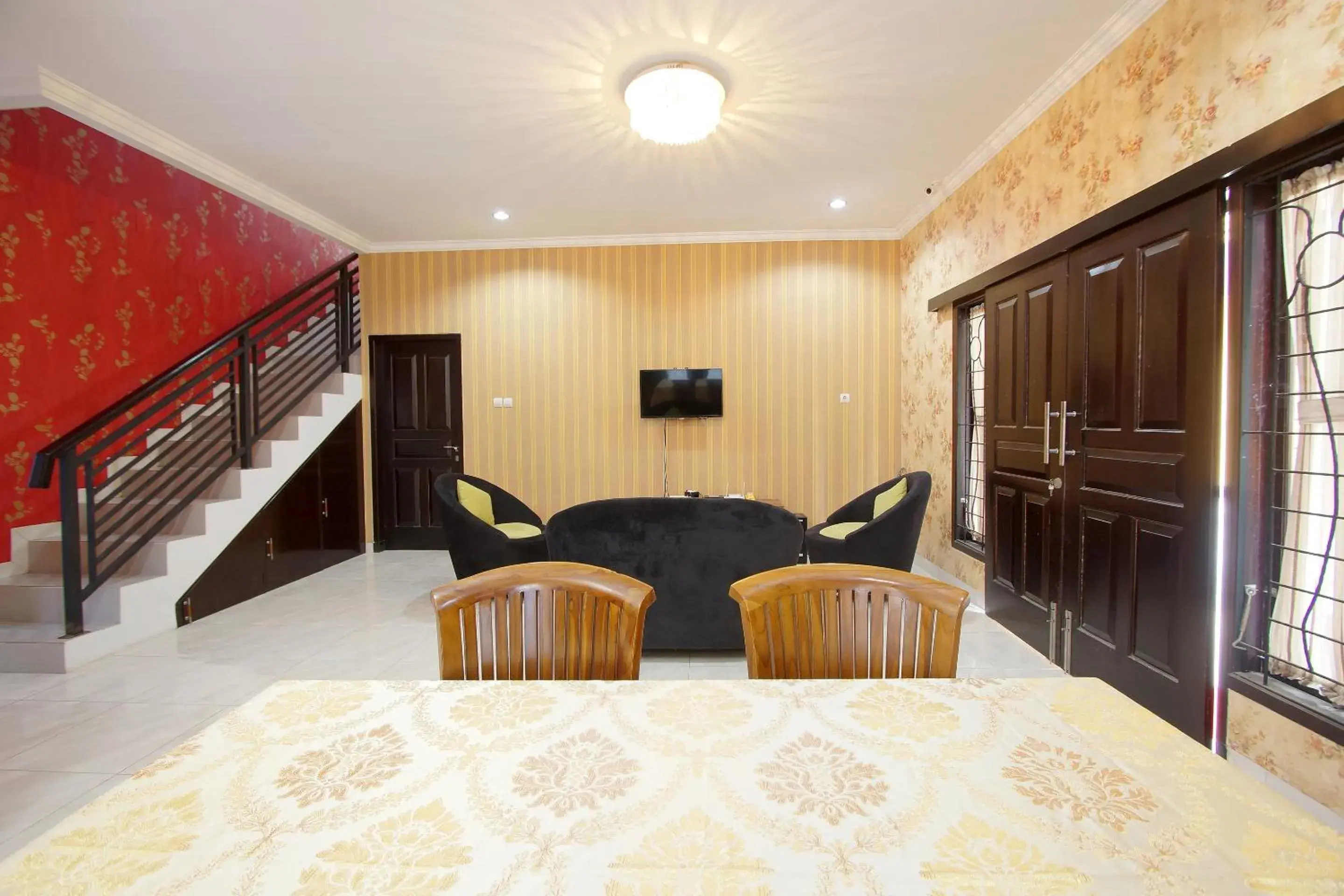 Communal lounge/ TV room in OYO 347 Bayang Brothers Residence