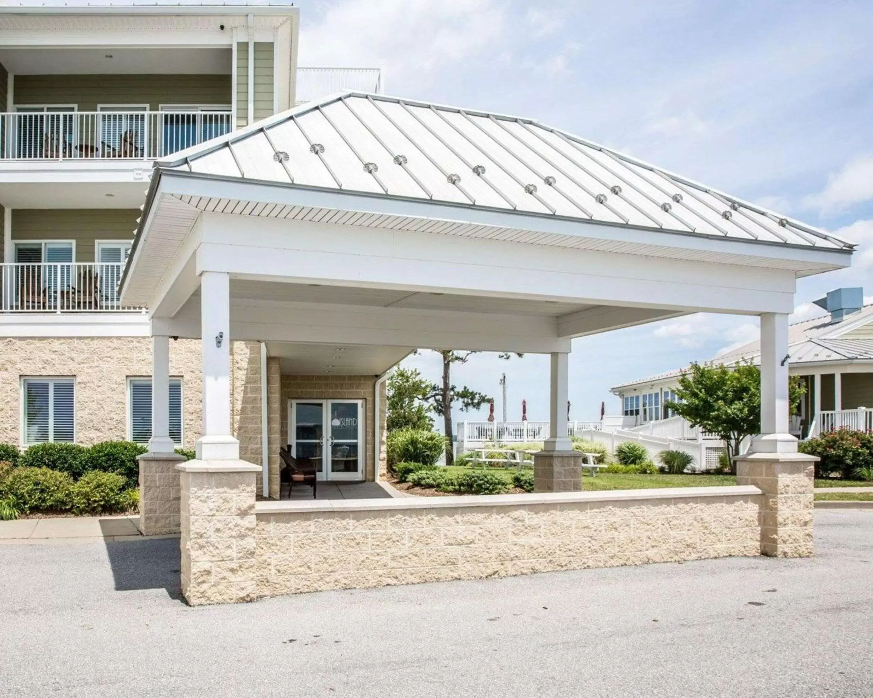 Property Building in Island Inn & Suites, Ascend Hotel Collection