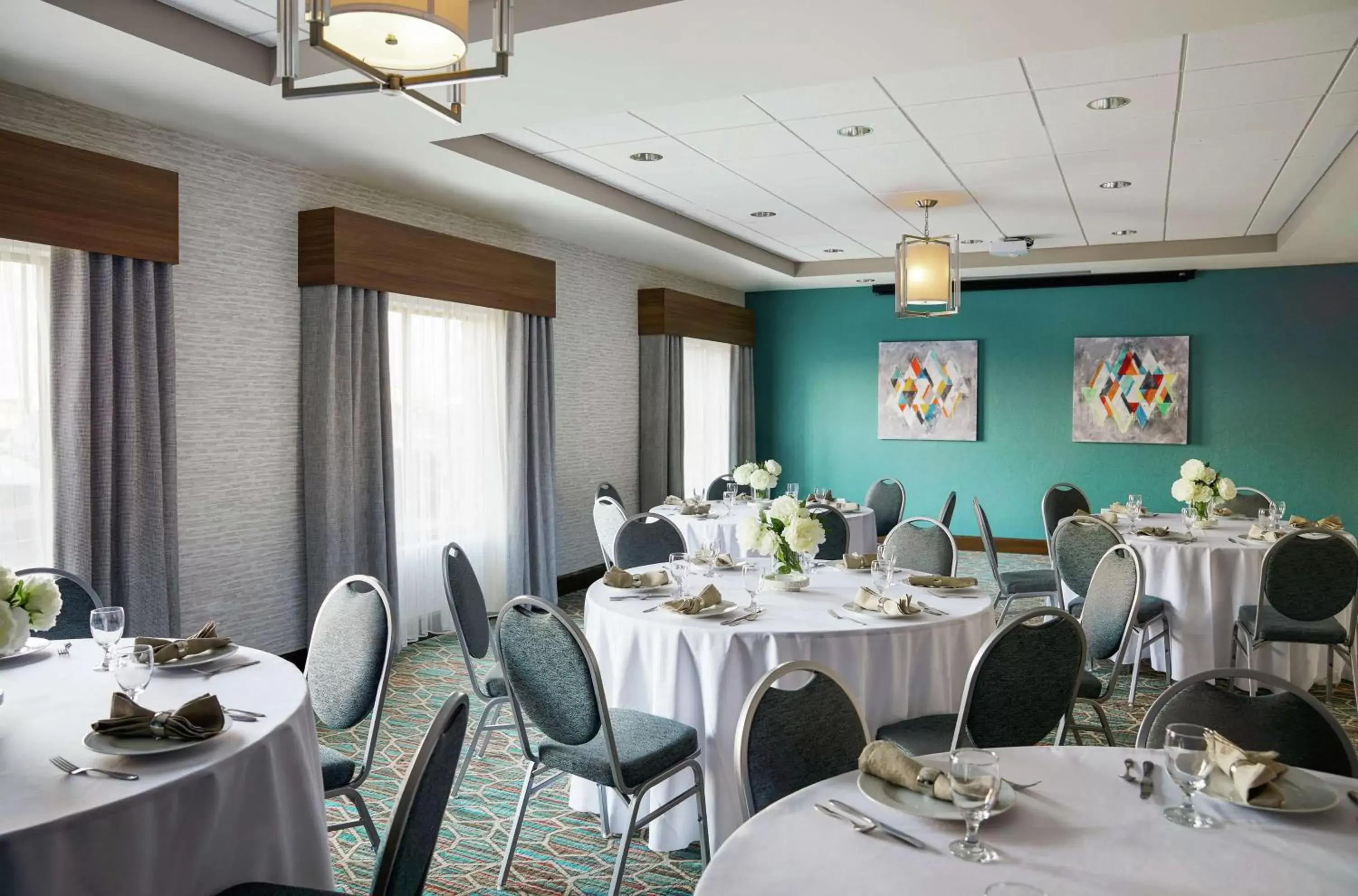 Meeting/conference room, Restaurant/Places to Eat in Hampton Inn & Suites Chicago/Waukegan