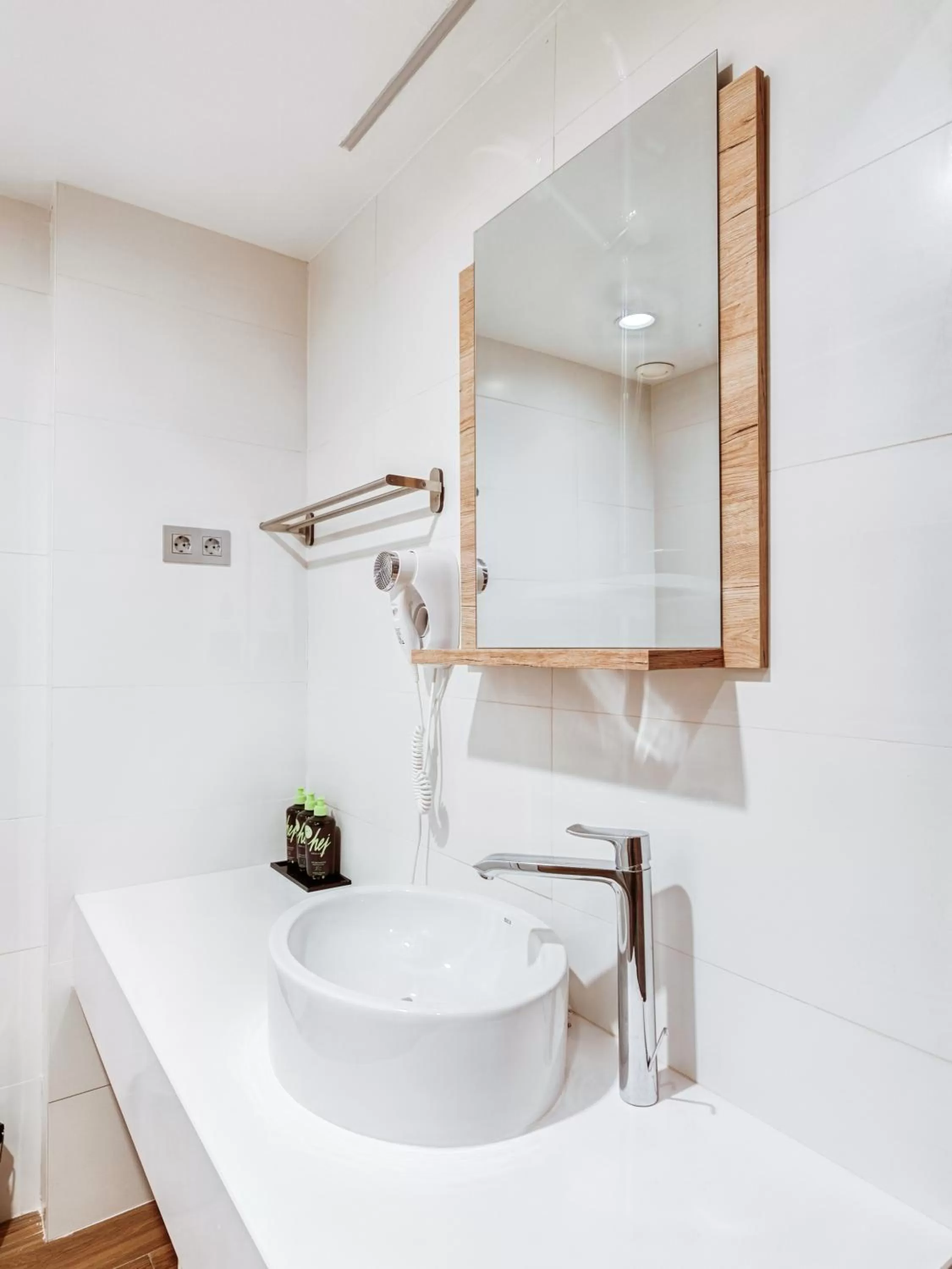 Bathroom in Limehome Barcelona Carrer de Fontcoberta - Digital Access