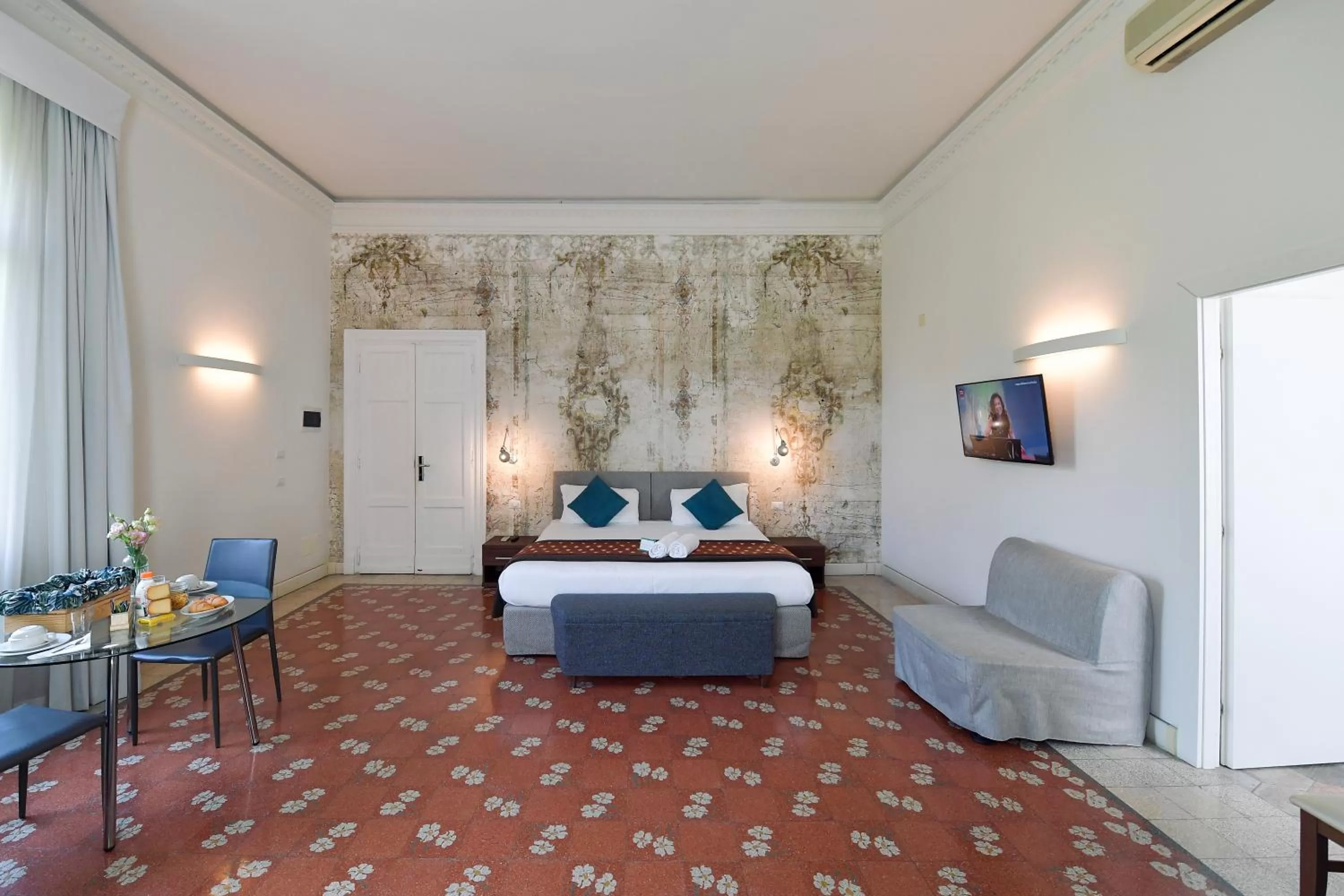 Photo of the whole room, Bed in Suites Farnese Design