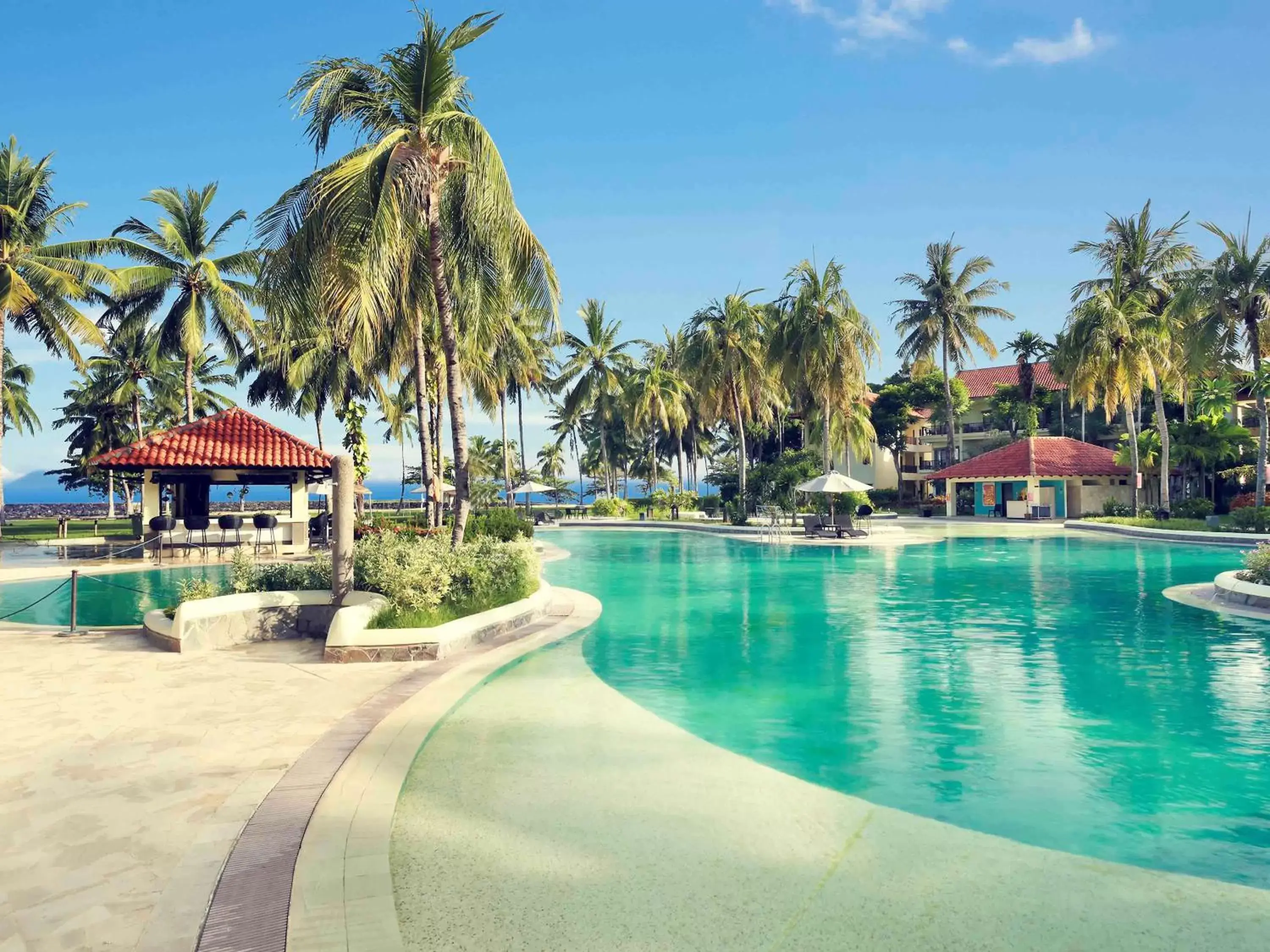 Lounge or bar, Swimming Pool in Mercure Manado Tateli Resort and Convention