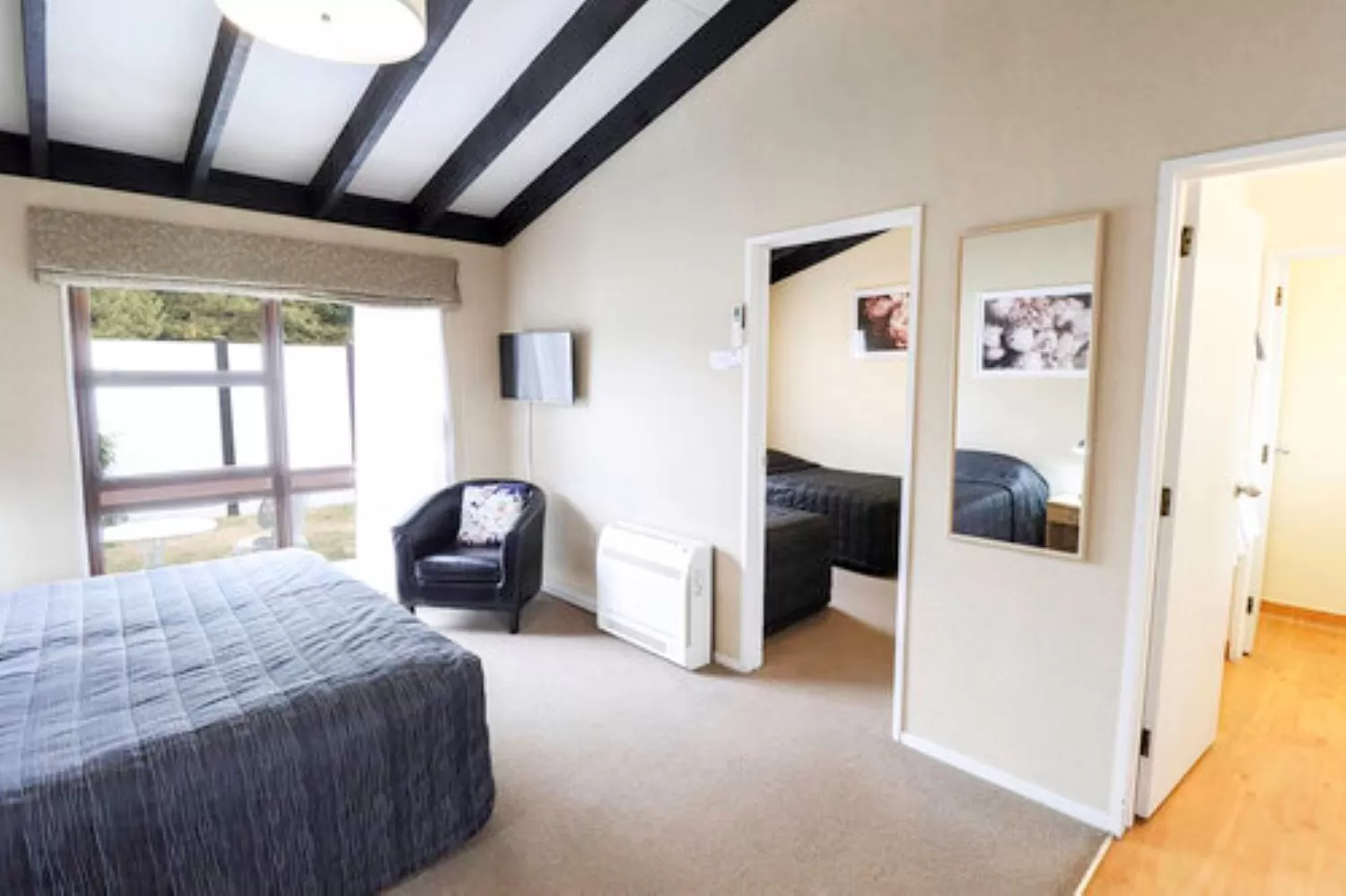 Living room, Bed in Aztec Motel