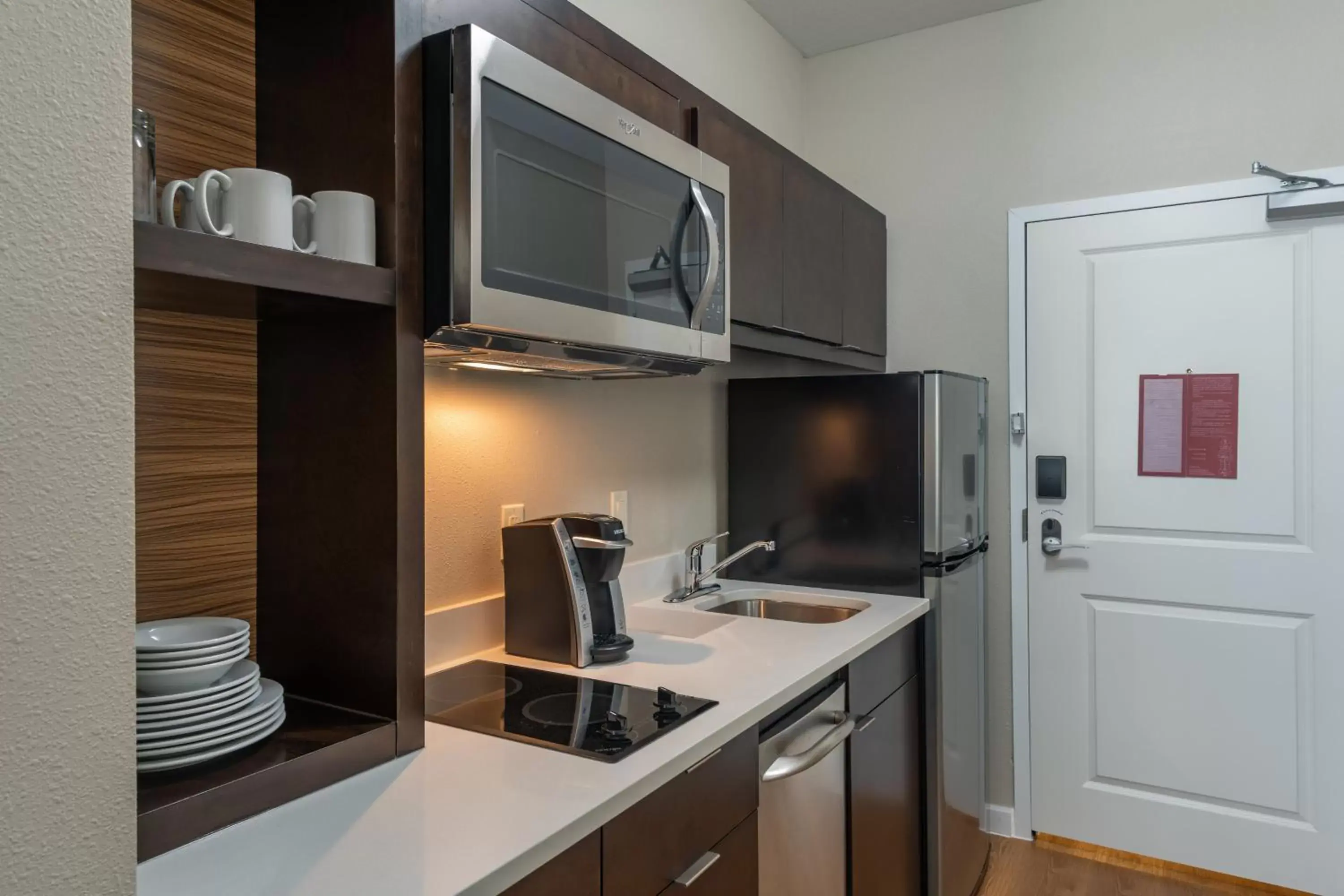 Kitchen or kitchenette, TV/Entertainment Center in TownePlace Suites by Marriott Dallas Mesquite