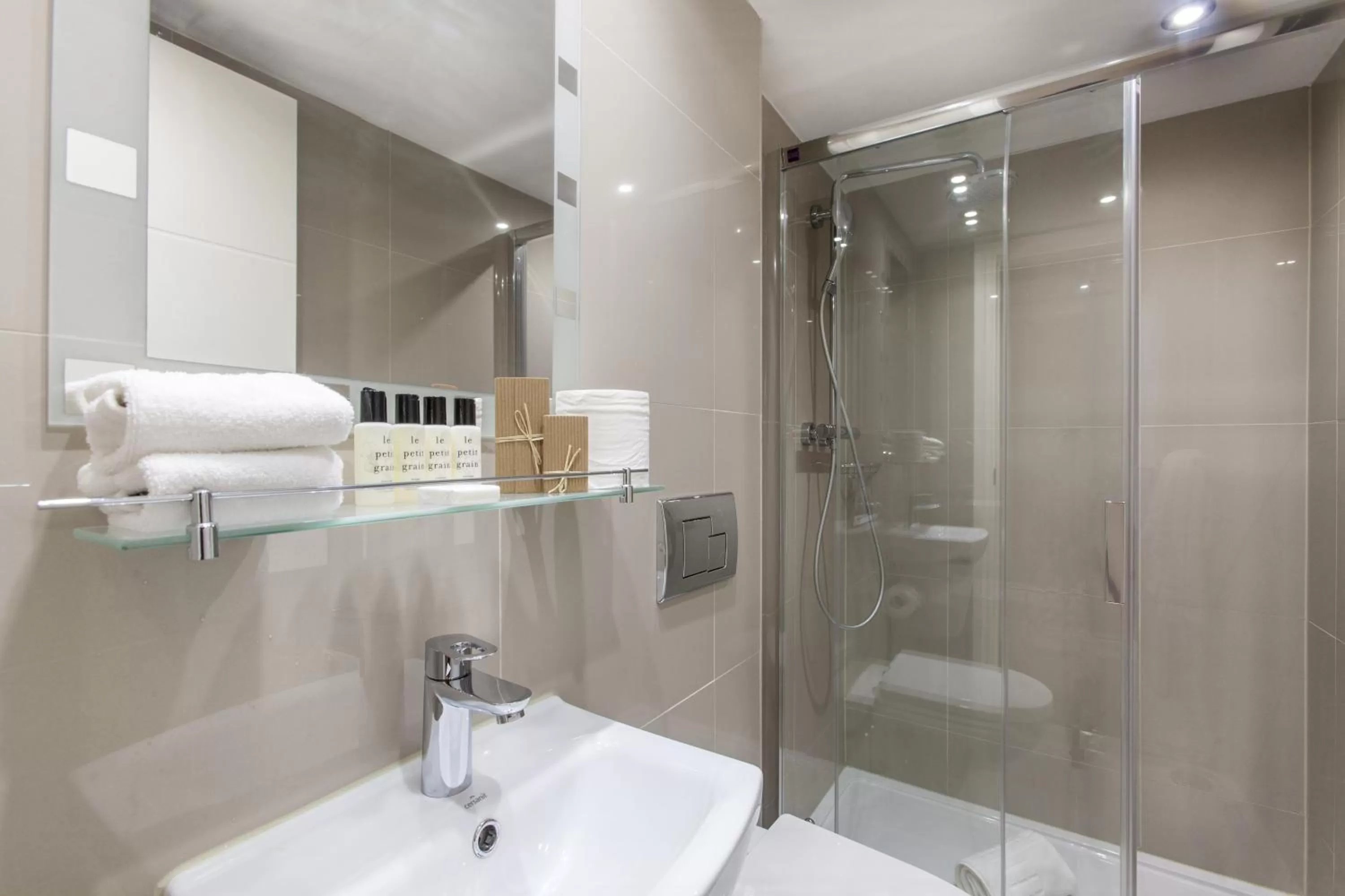 Bathroom in Hotel Shepherds Bush London