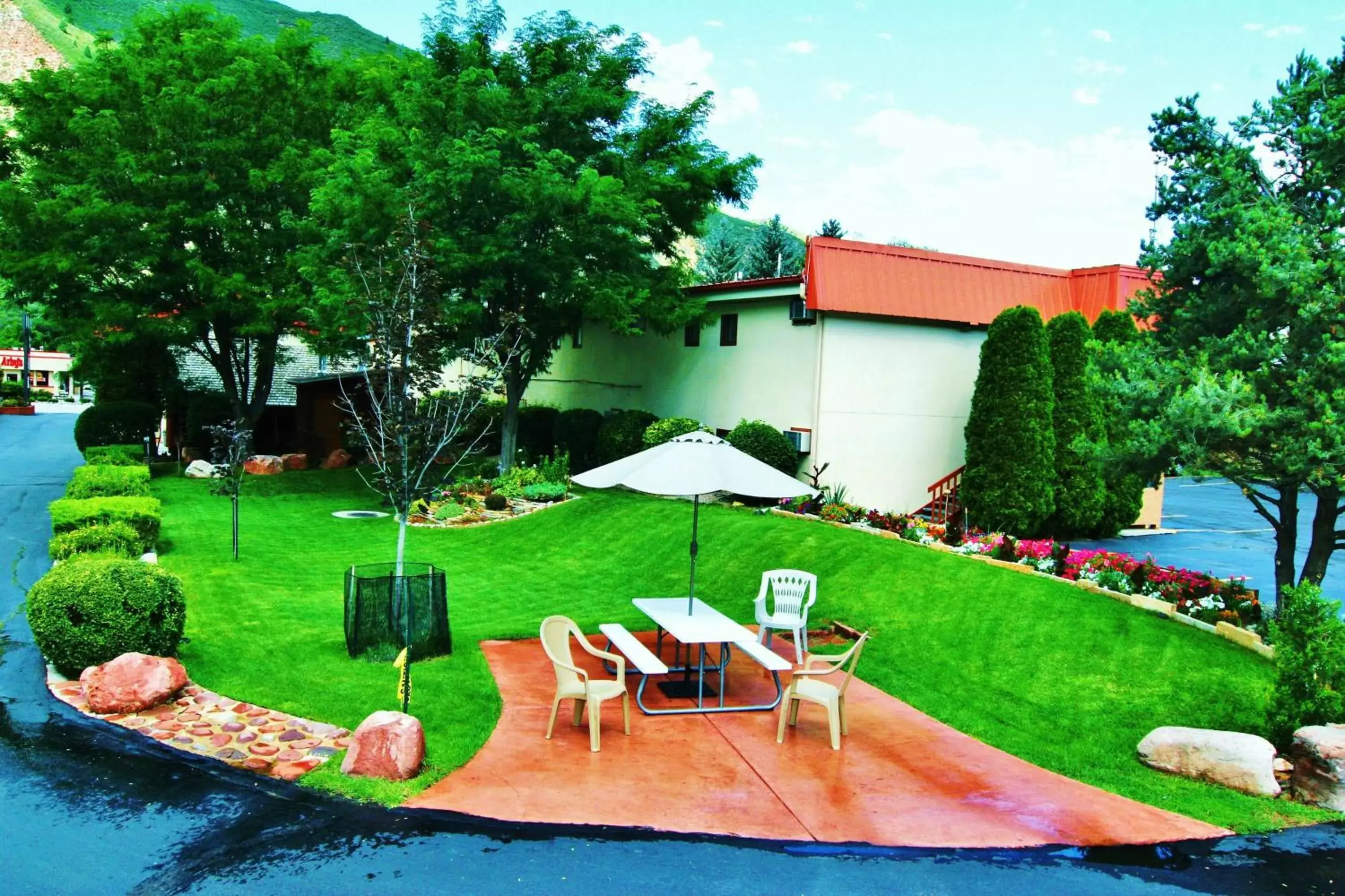 Facade/entrance, Swimming Pool in Glenwood Springs Cedar Lodge