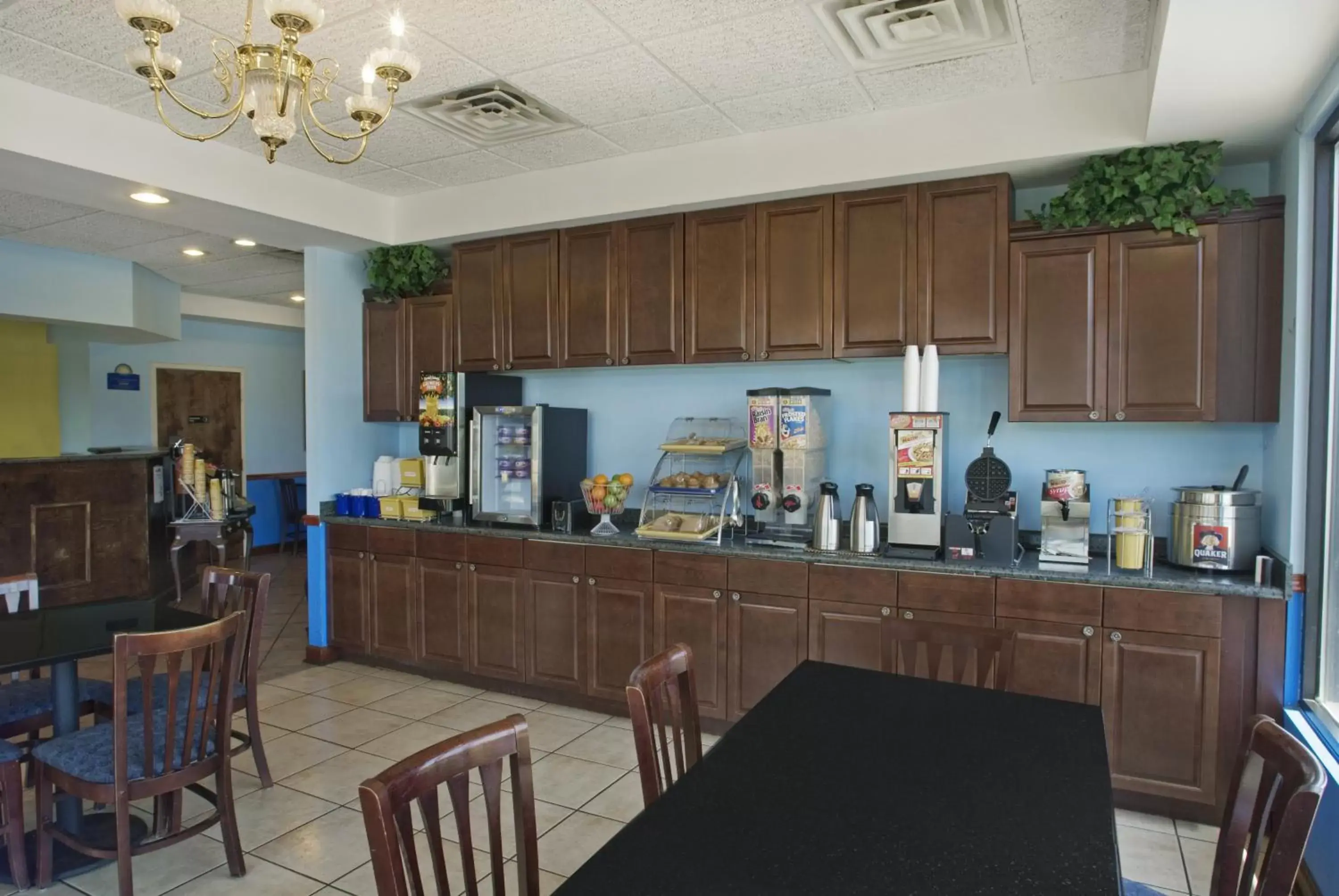 Food, Restaurant/Places to Eat in Days Inn by Wyndham Richmond Hill/Savannah