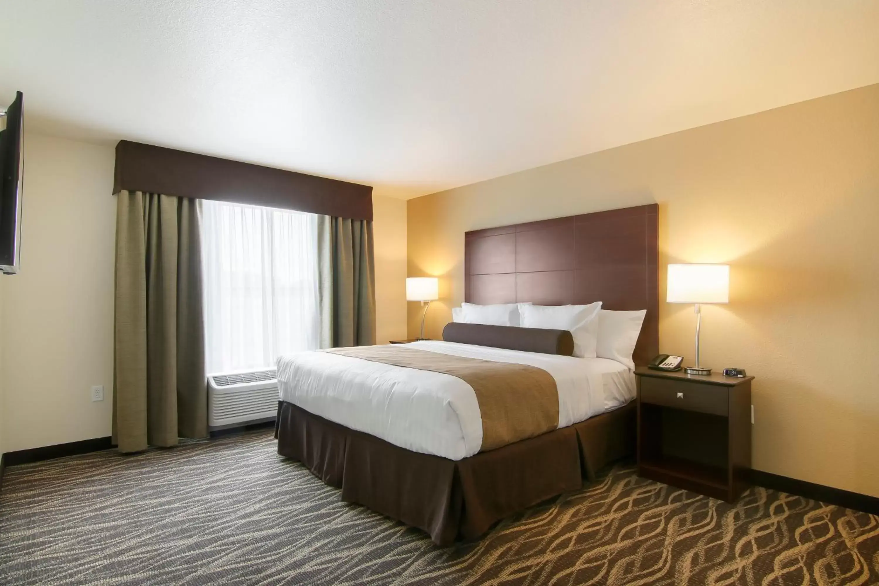 Bed in Cobblestone Inn & Suites - Menomonie/UW-Stout