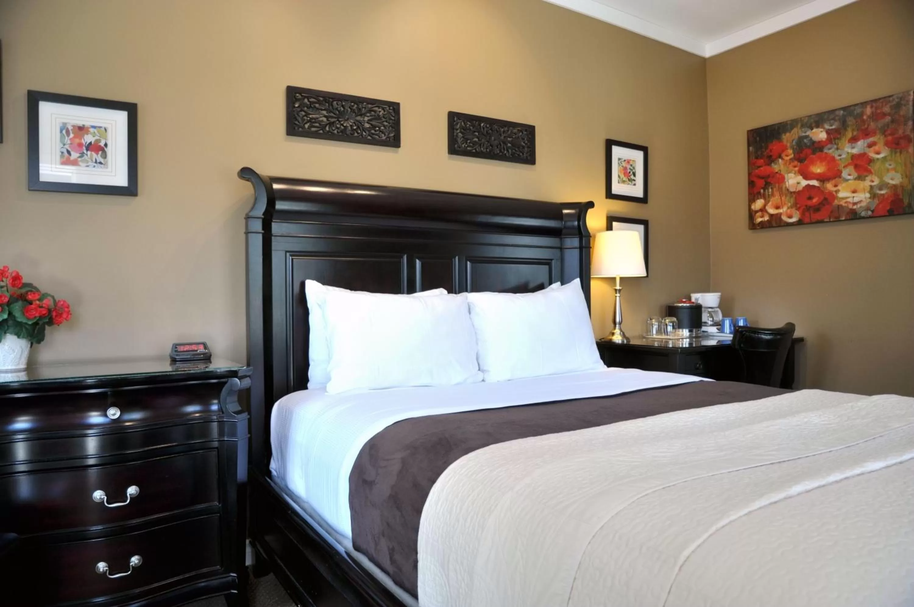 Photo of the whole room, Bed in Motel des Cèdres