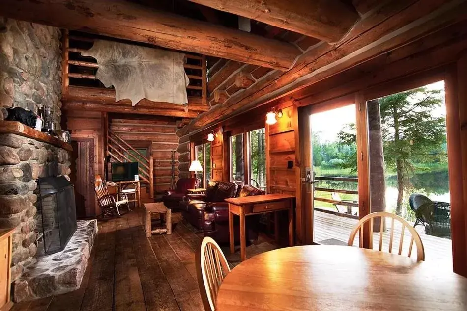 Living room, Restaurant/Places to Eat in Drummond Island Resort & Conference Center