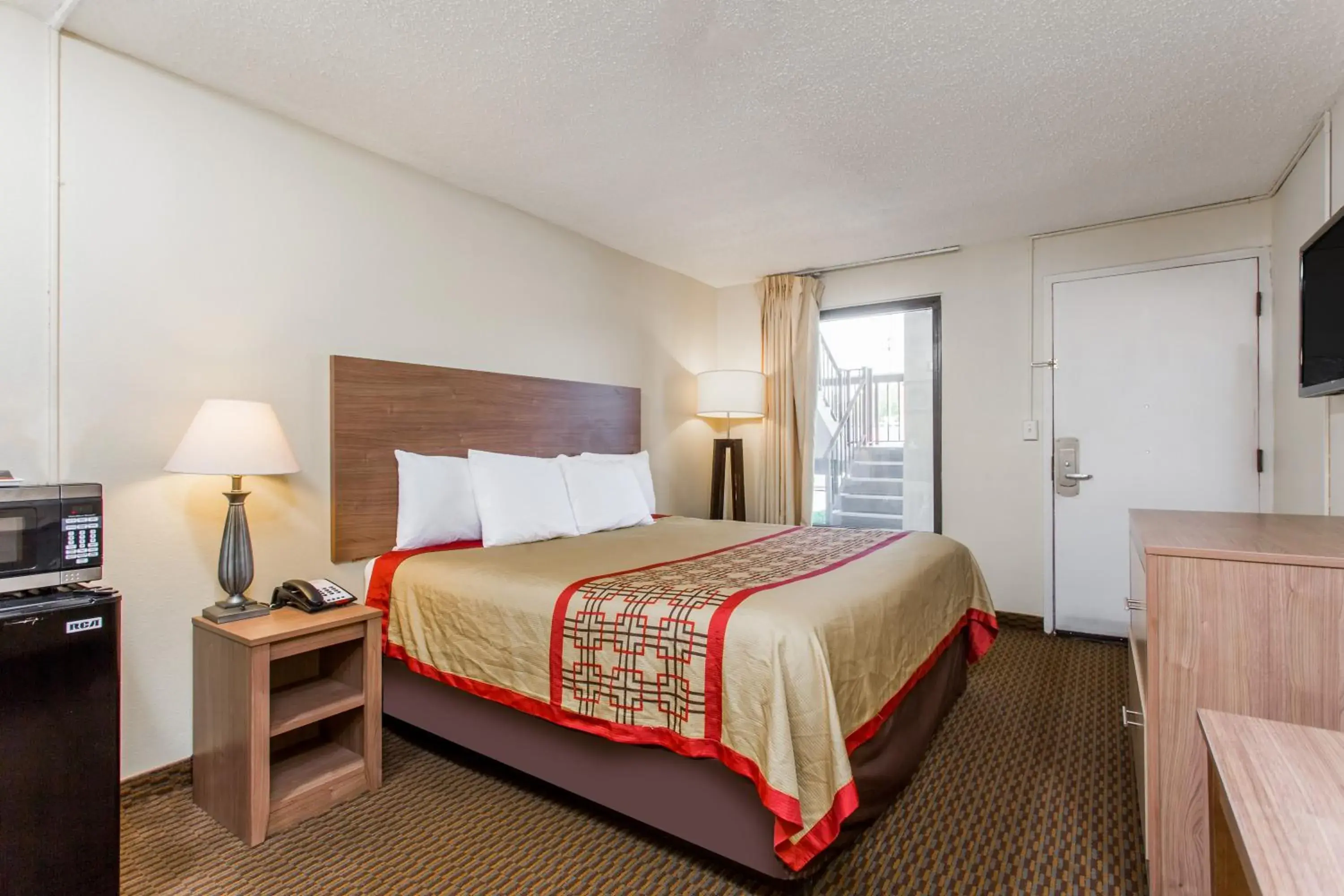 Photo of the whole room, Bed in Days Inn by Wyndham Norfolk Airport