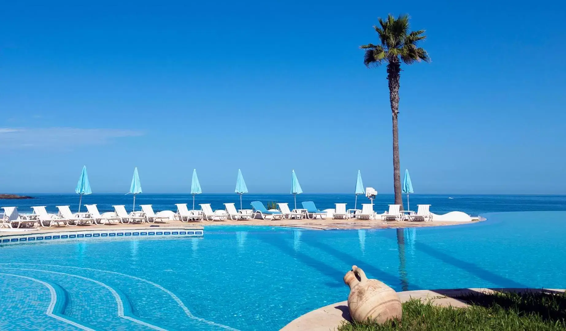 Swimming pool in L' Amphitrite Palace Beach Resort & Spa Swimming pool in L' Amphitrite Palace Beach Resort & Spa