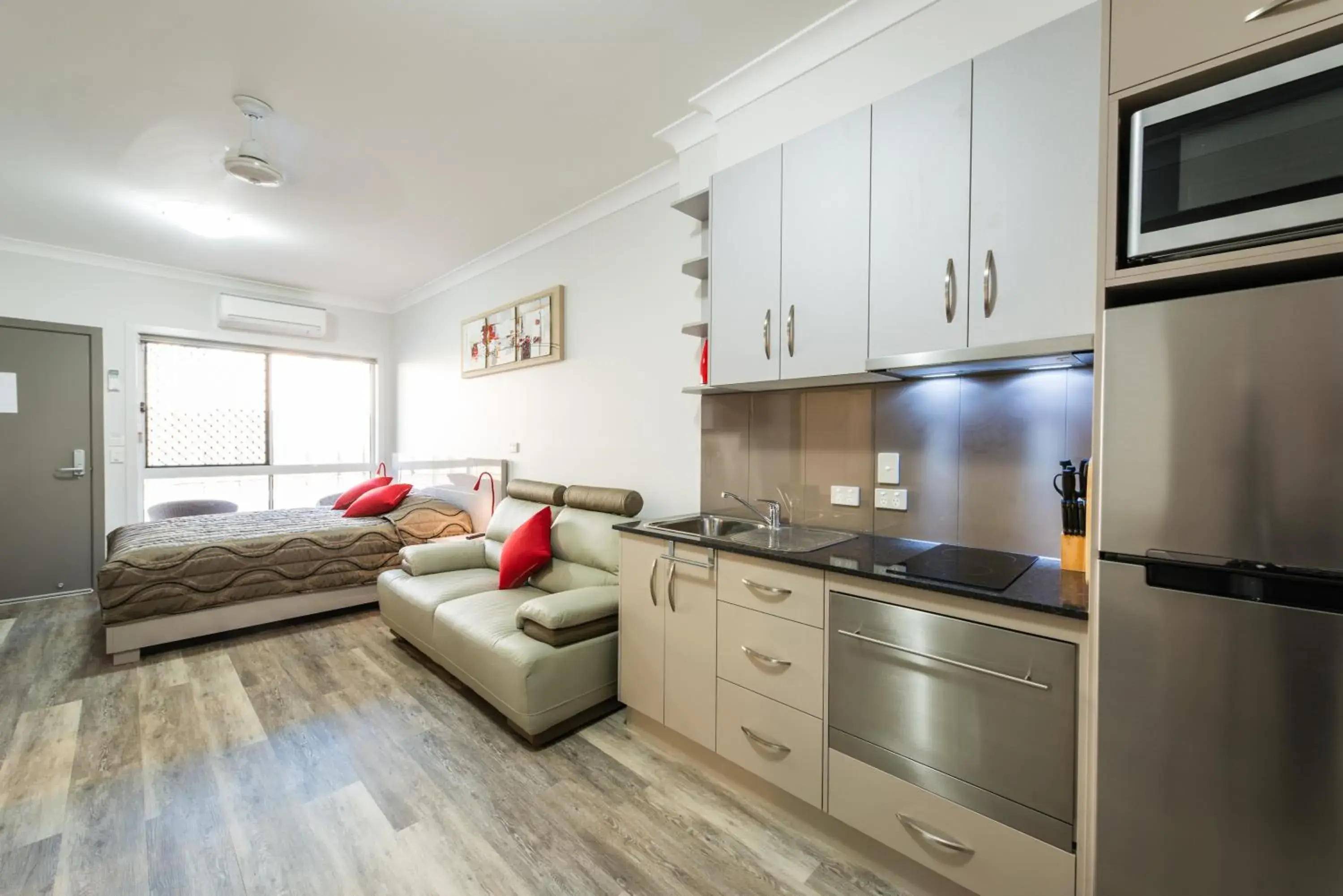 Bathroom, Kitchen/Kitchenette in Athena Motel Apartments