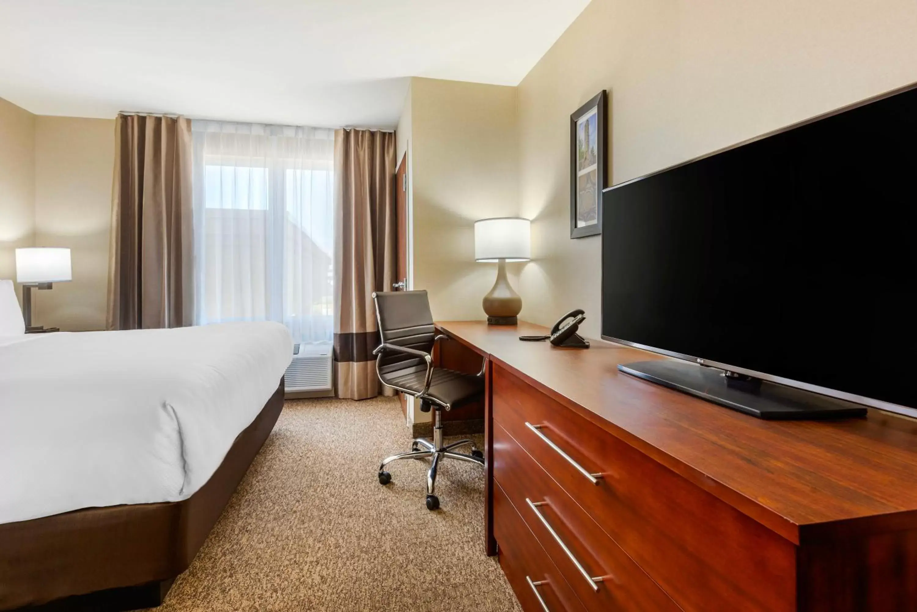 Bedroom, TV/Entertainment Center in Comfort Inn & Suites