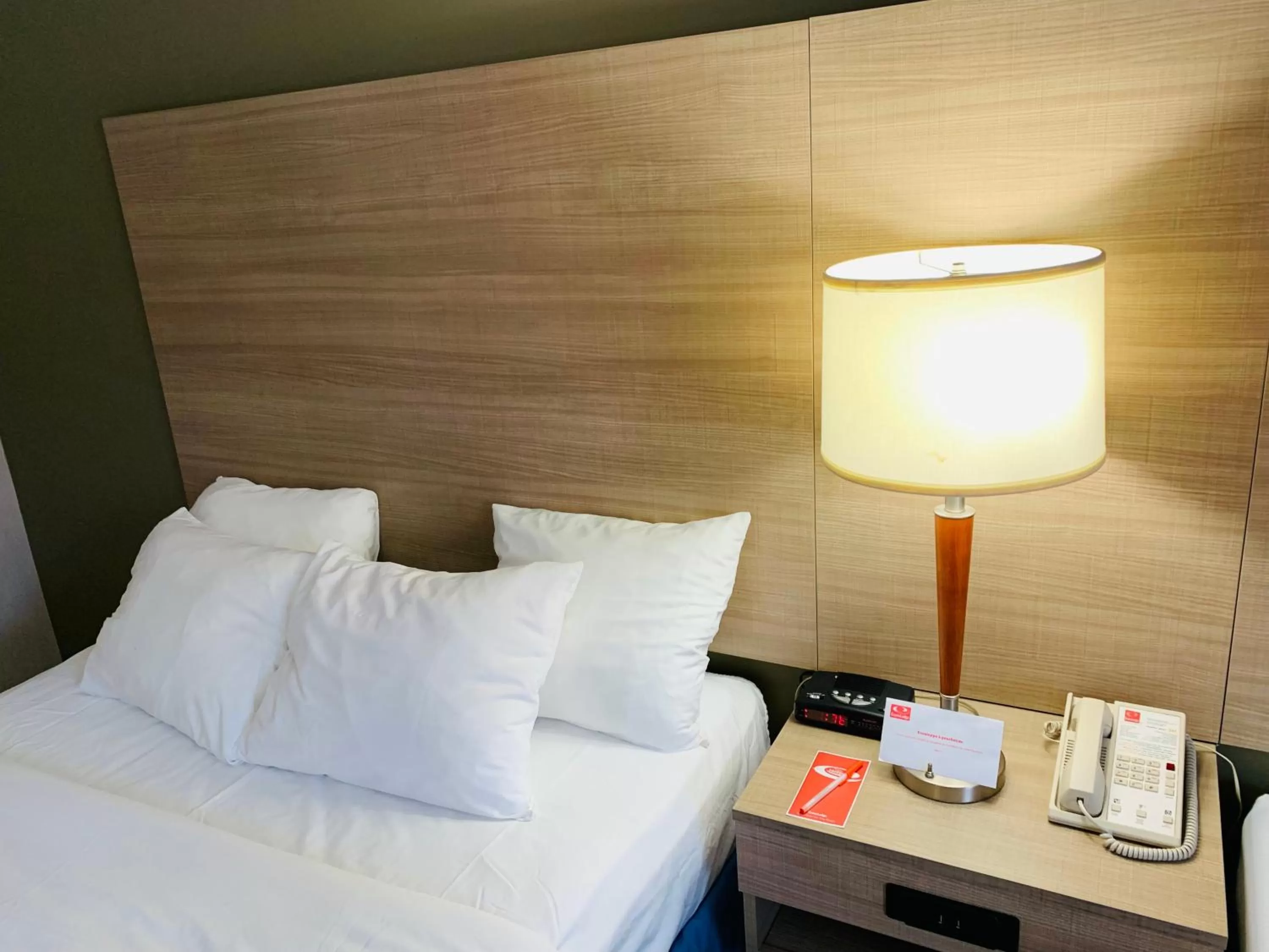 Bed in Econo Lodge Airport Quebec