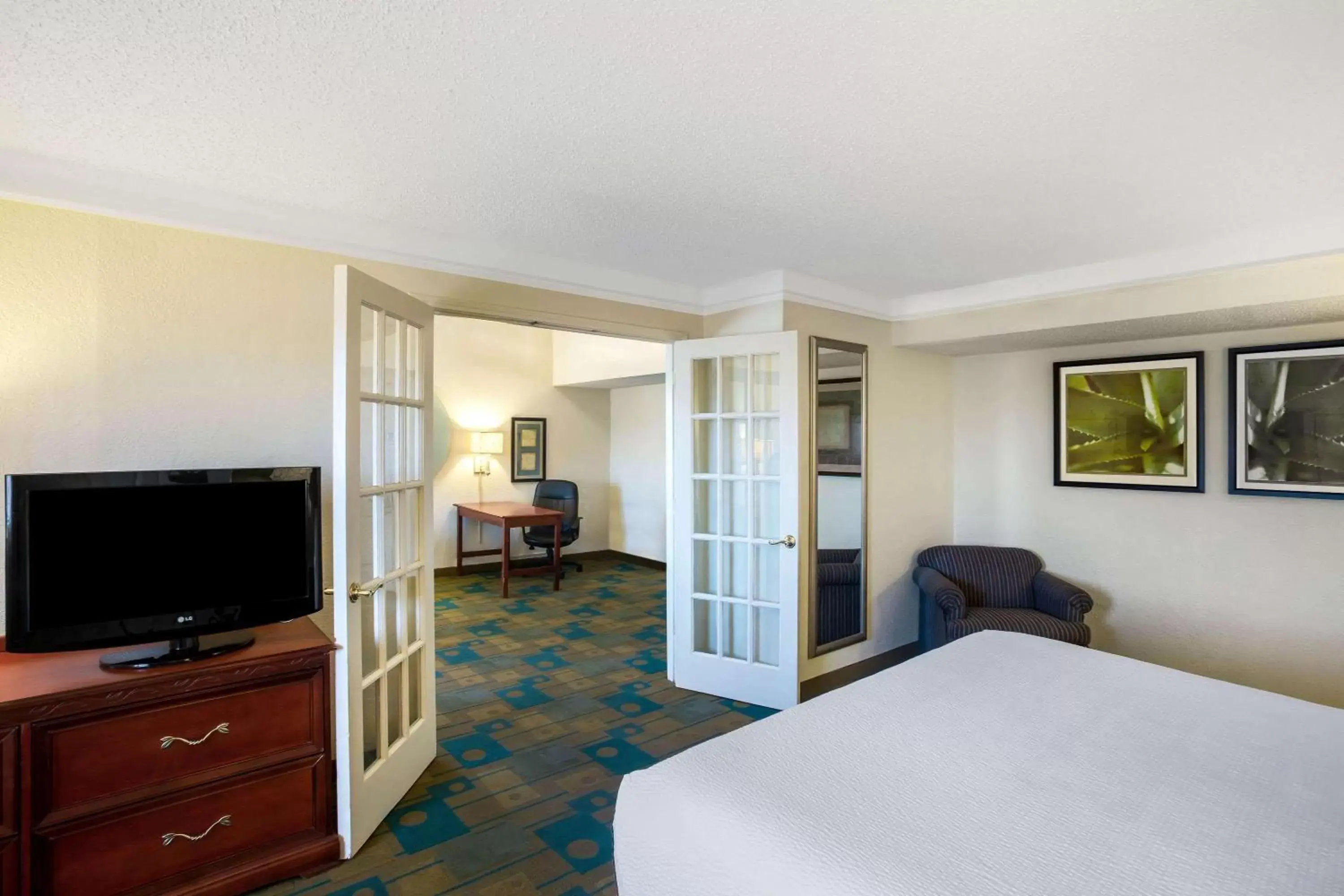Photo of the whole room, TV/Entertainment Center in La Quinta Inn by Wyndham Killeen - Fort Hood