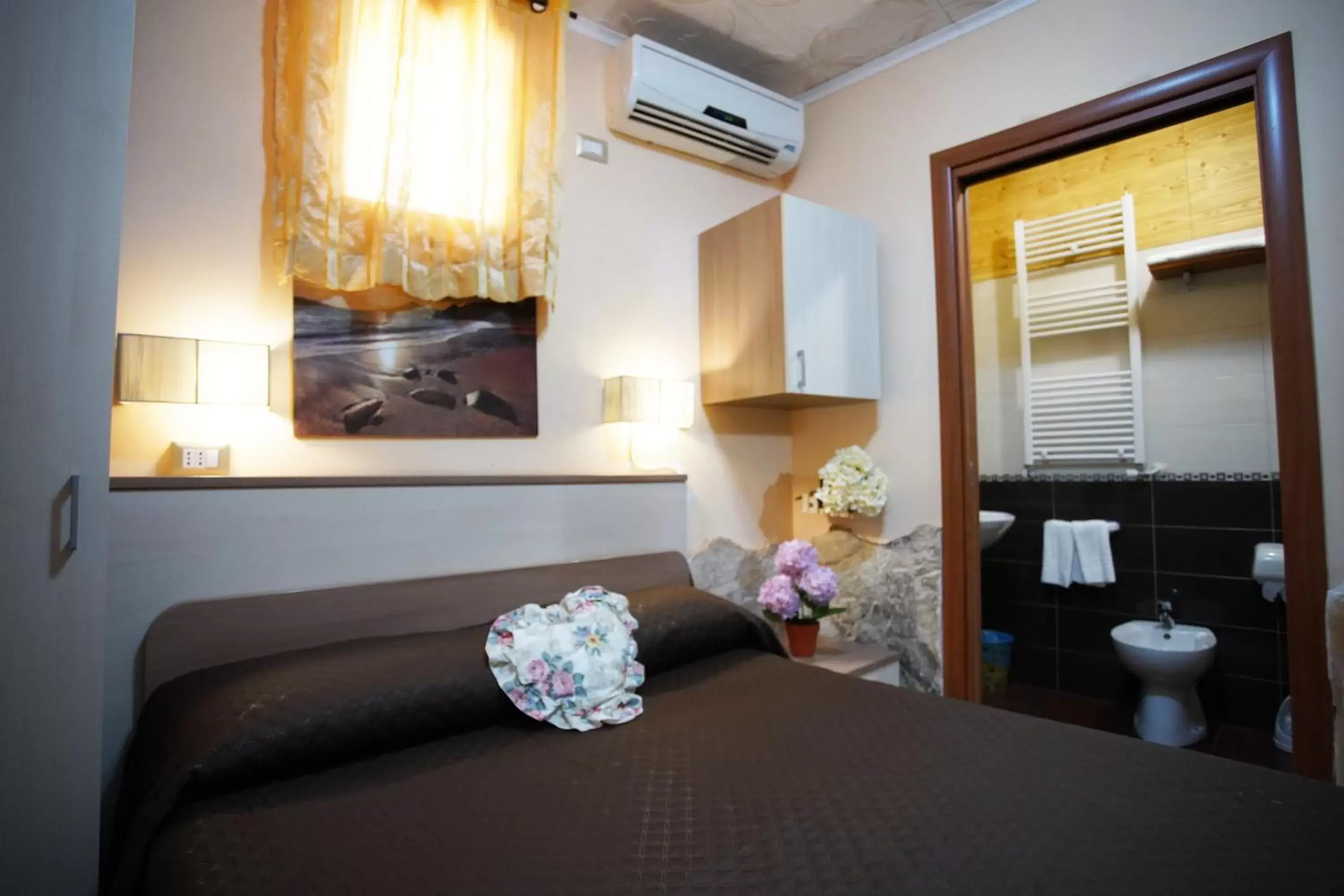 Photo of the whole room, Bed in Golden Dreams Reggio Calabria