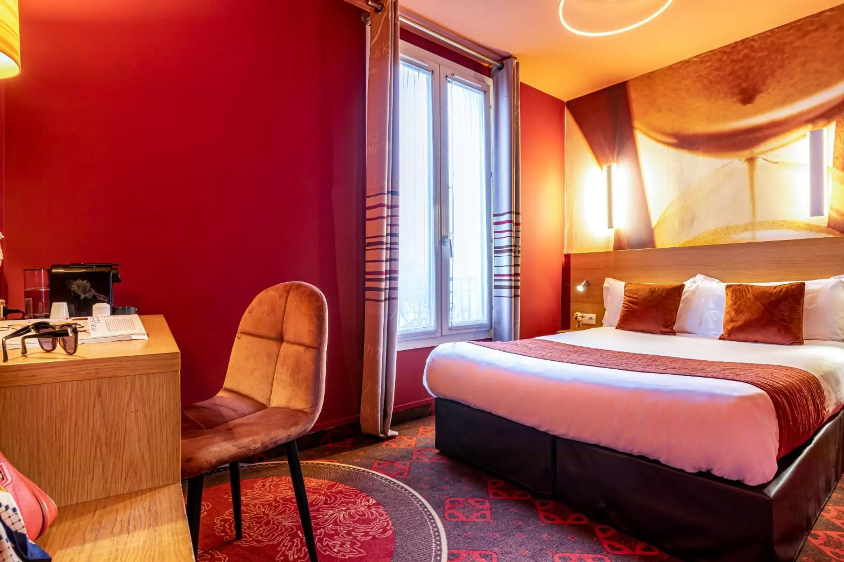 Photo of the whole room, Bed in Hotel Ariane Montparnasse by Patrick Hayat