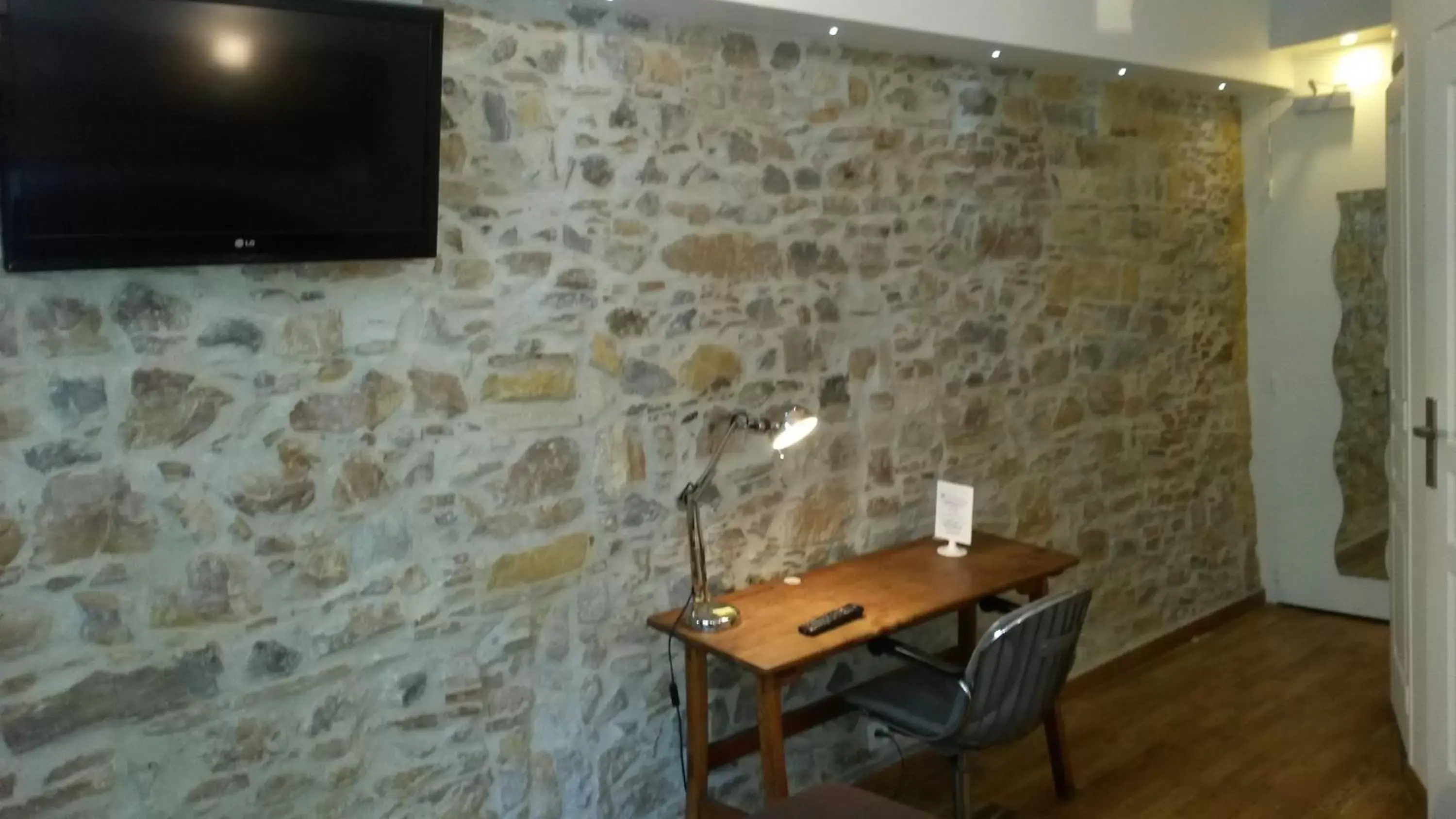 Decorative detail, TV/Entertainment Center in Hôtel Le Boulevardier